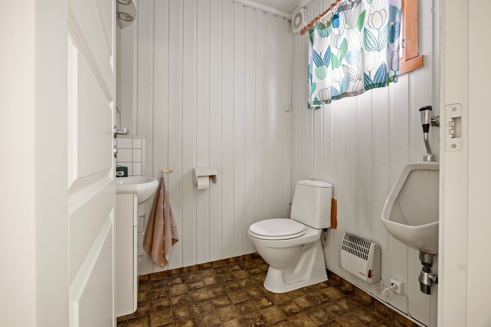 WC - 2,5 kvm. Utstyrt med toalett, bidé og servantskap Galleribilde