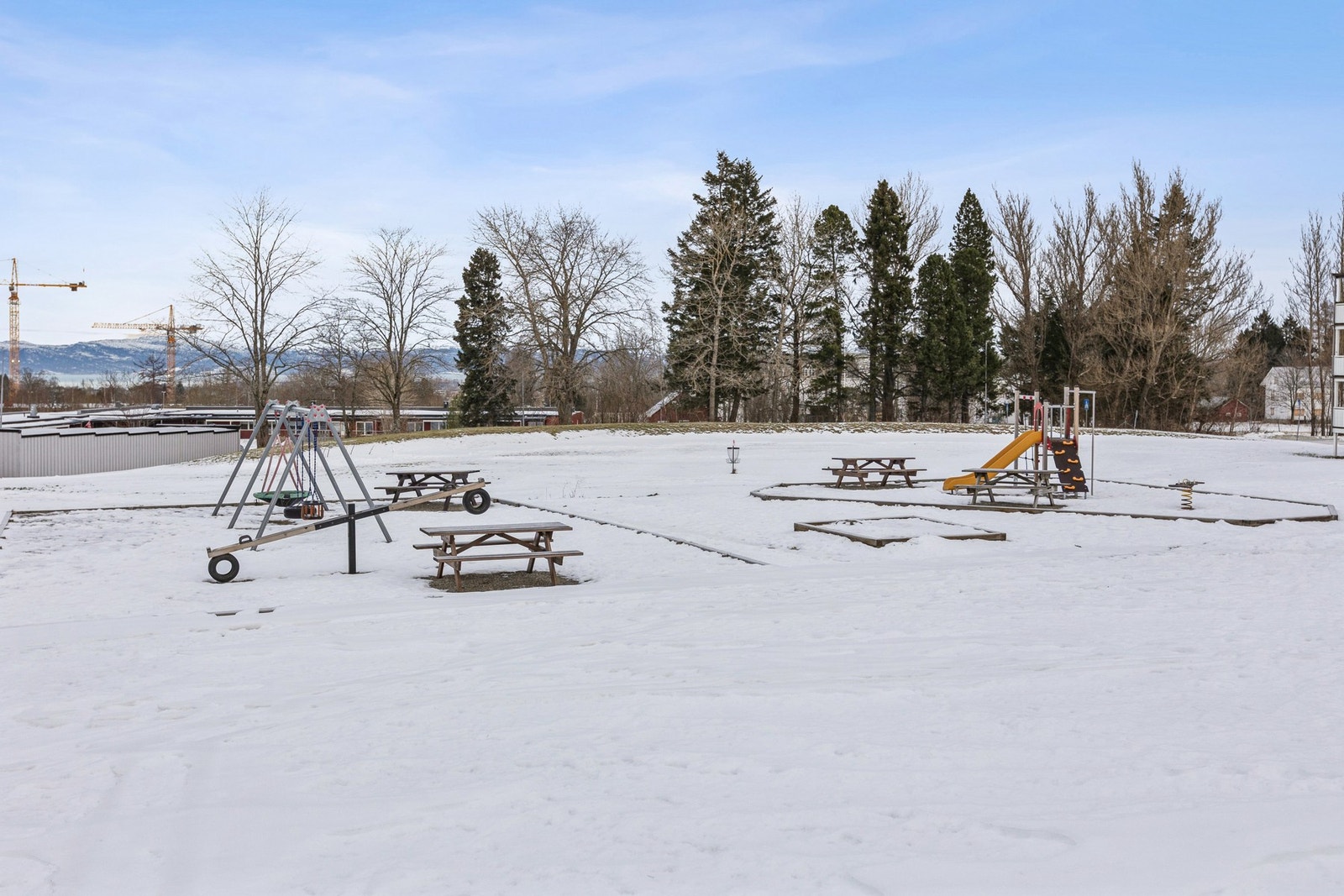 Borettslaget har store fellesområder med plen- og lekearealer. Galleribilde