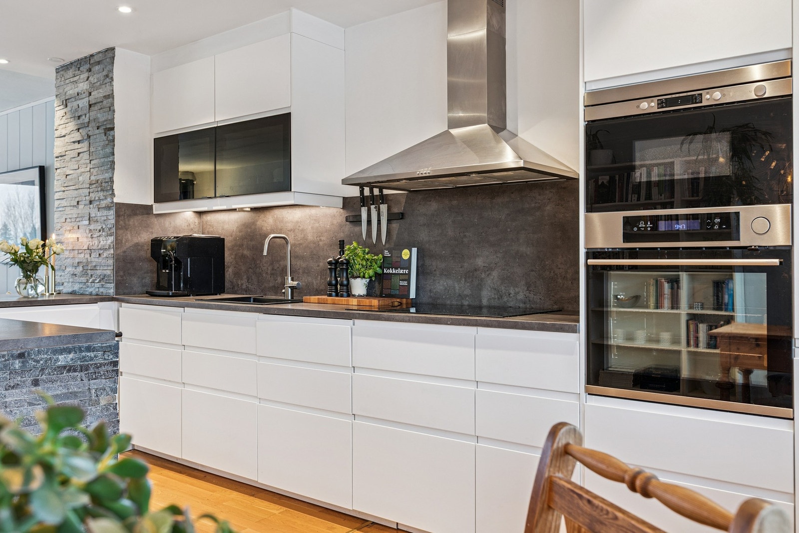 Smart utforming gjør at kjøkkenet tilbyr meget gode oppbevarings- og arbeidsflater. Galleribilde