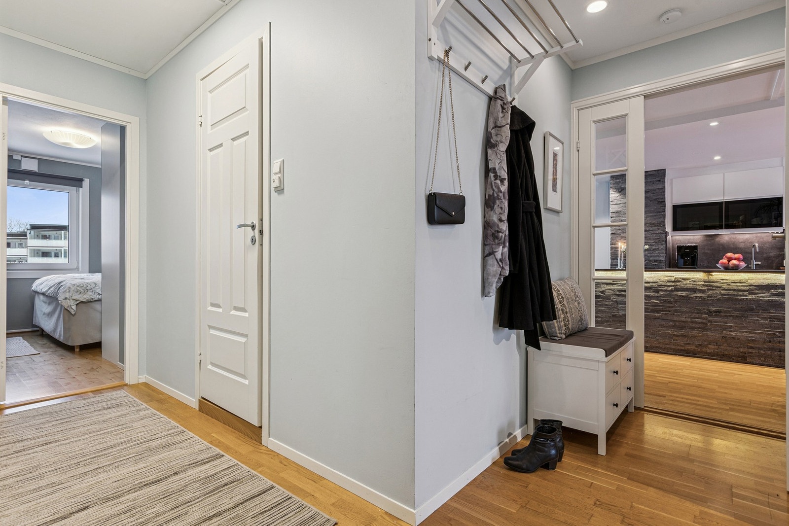 Du velkomnes inn til en flott entrè med god plass til oppbevaring av yttertøy. Galleribilde