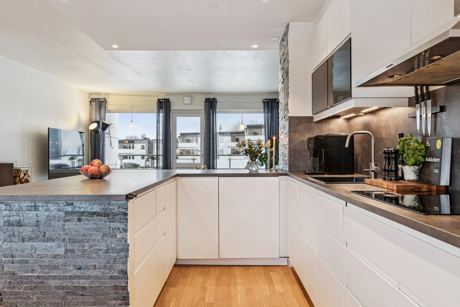 Kjøkkenløsningen er åpen mot stuen og fremstår både moderne og tidløst. Galleribilde