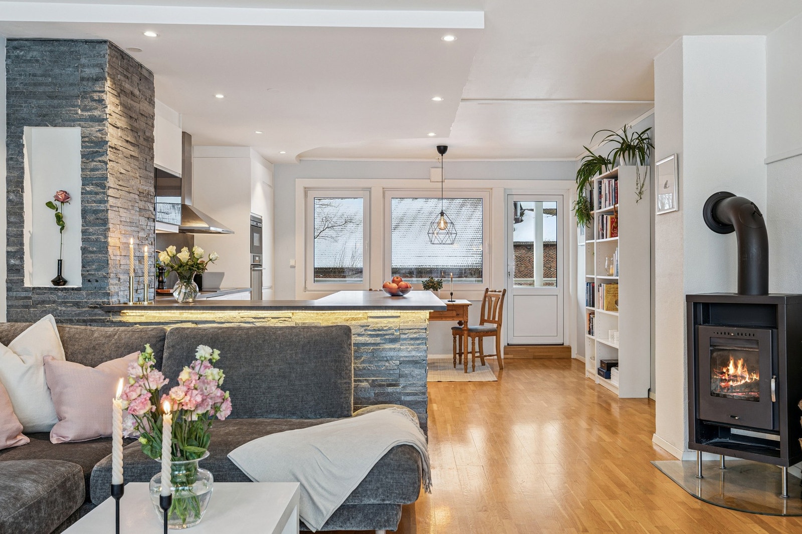 Leiligheten har en åpen kjøkken- stue løsning med god takhøyde og gode vindusflater som slipper inn rikelig med naturlig lys. Galleribilde