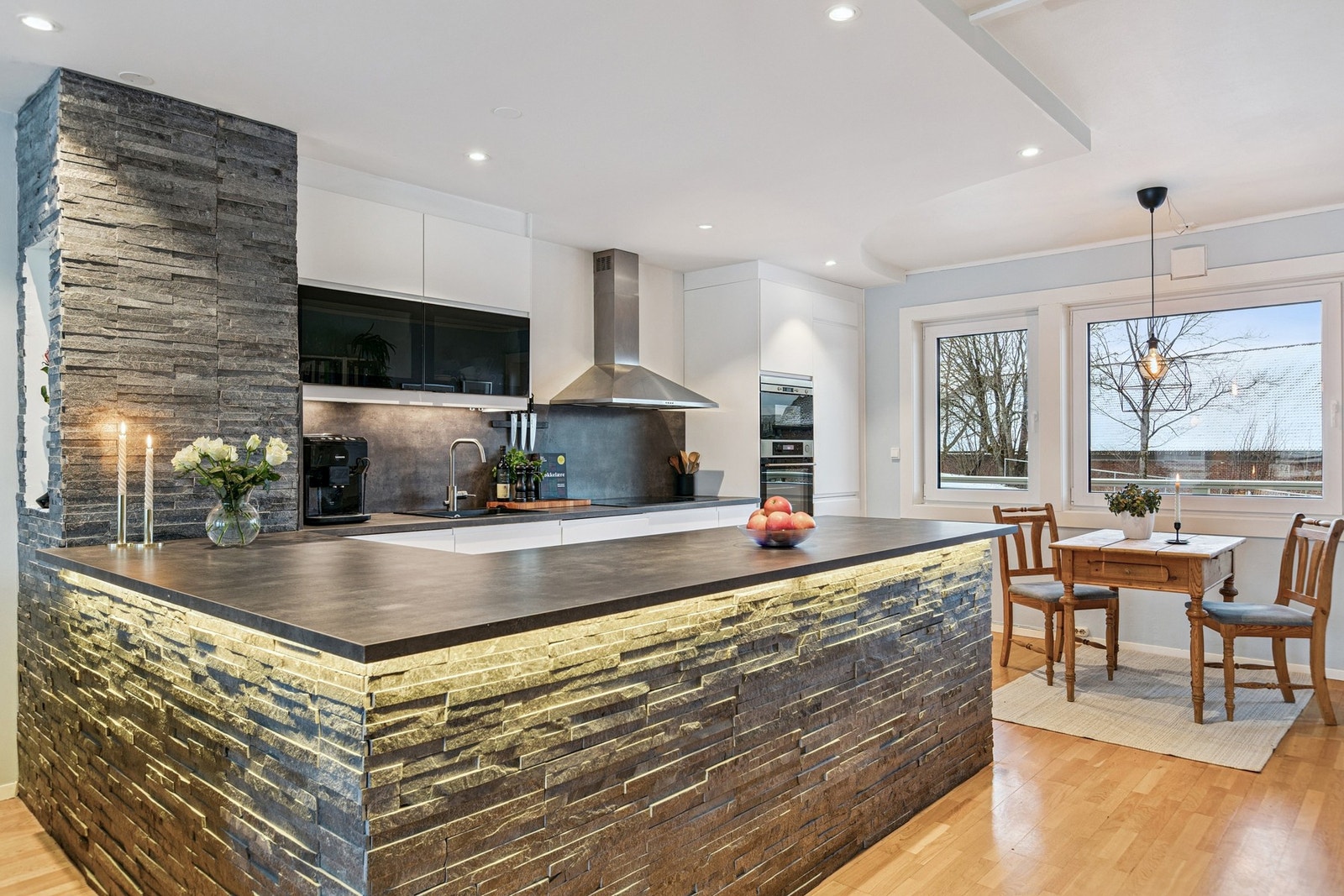 Kjøkkenøya bidrar til smart arealbruk og gjør kjøkkenet til et naturlig midtpunkt i hjemmet. Galleribilde