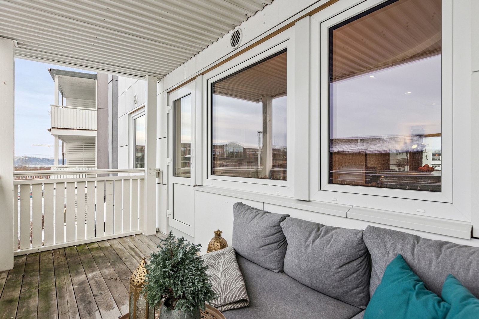 Leiligheten har to balkonger som gir fleksibel bruk og sol gjennom store deler av dagen. Galleribilde