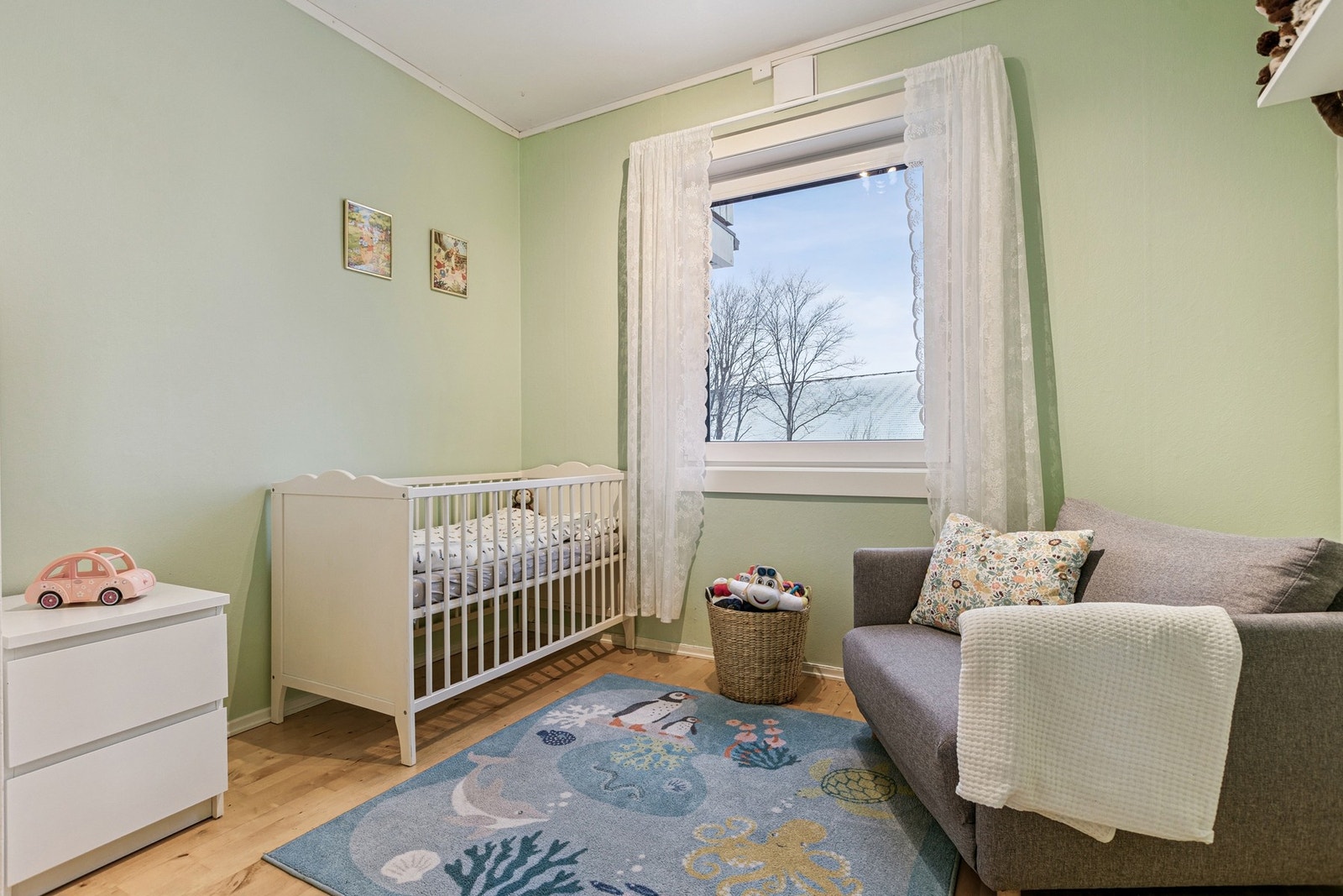 Soverom 2 er på 9,3 kvm. Galleribilde