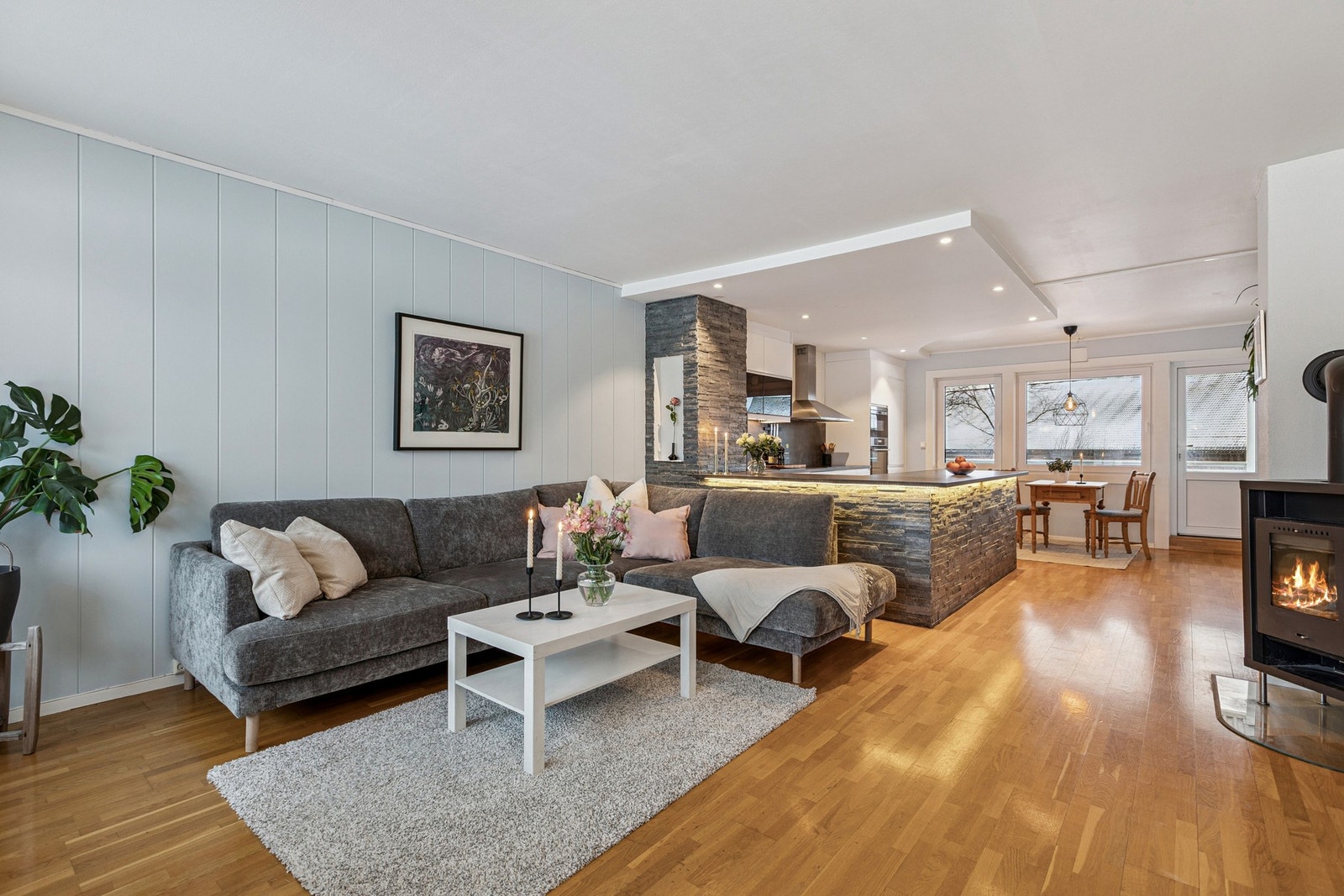 Dette er en flott 3-roms leilighet med masse gode kvaliteter som to balkonger, romslige soverom og gjennomgående god standard. Galleribilde