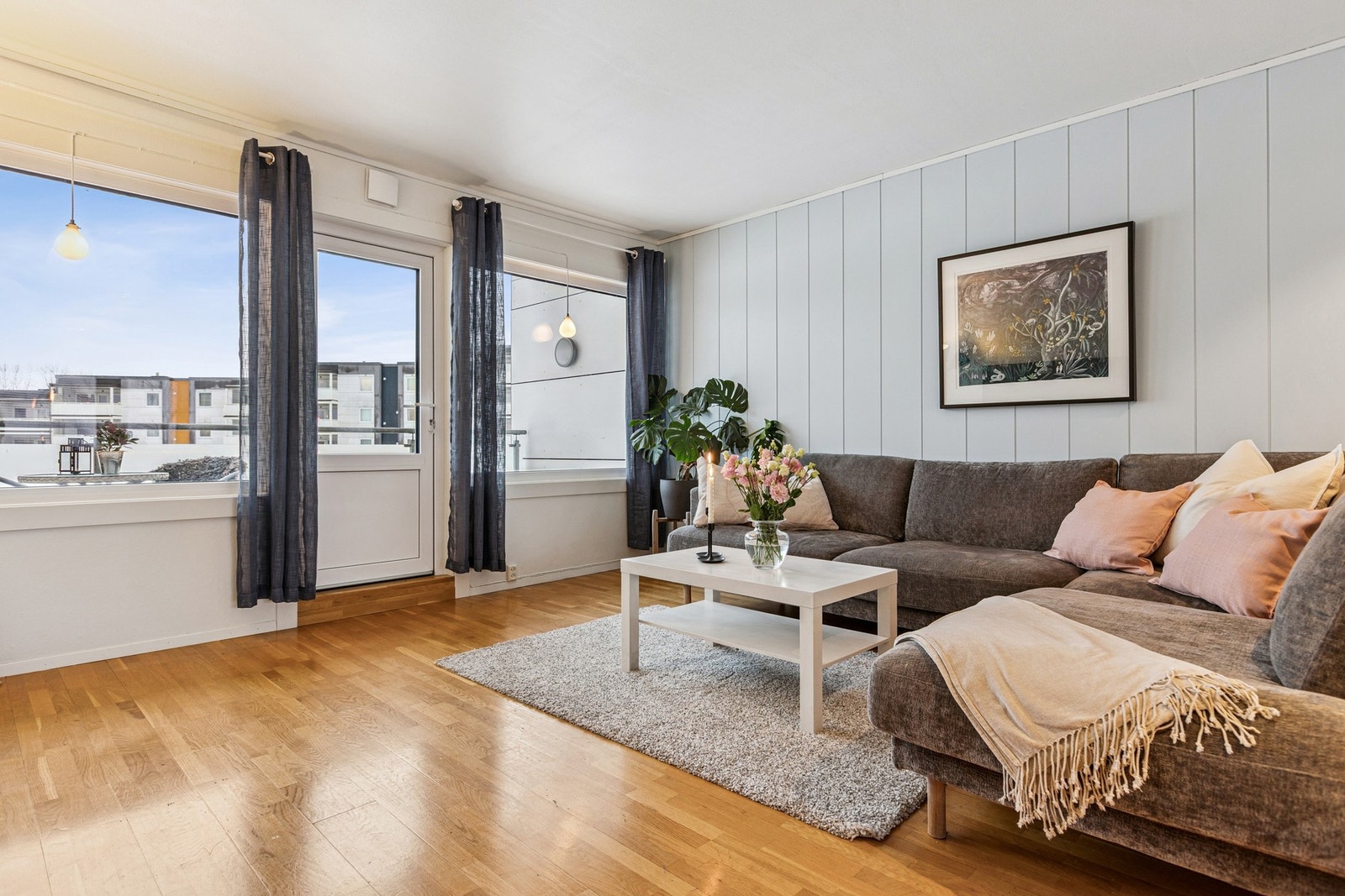 Boligen har to balkonger - en på 6,3 kvm med utgang fra stuen, og en på 8,8 kvm tilknyttet kjøkkenet. Galleribilde