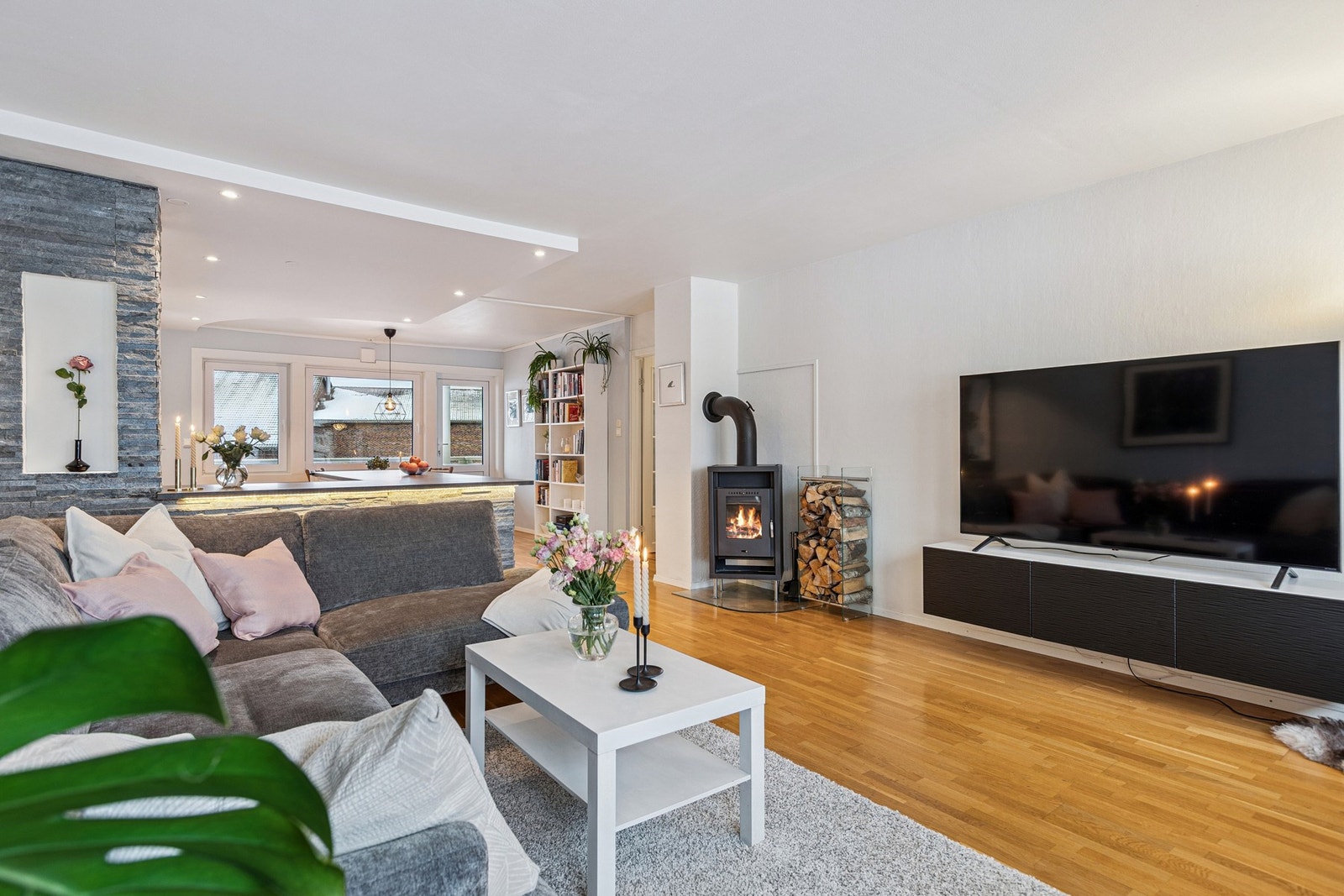 Det er nylig gjennomført en omfattende rehabilitering av fasadevegger, nye vinduer, nye balkongdører og balansert ventilasjon i regi av borettslaget. Galleribilde