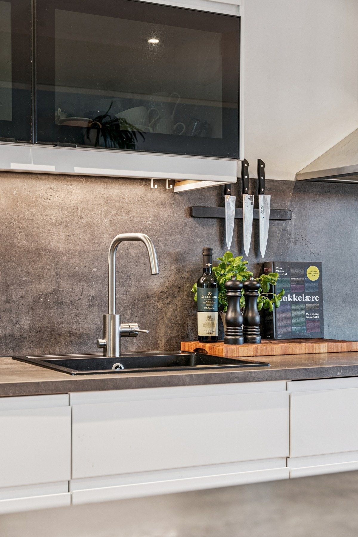 De integrerte hvitevarene består av stekeovn, platetopp, oppvaskmaskin, mikrobølgeovn, vaskemaskin og kjøleskap med fryser. Galleribilde