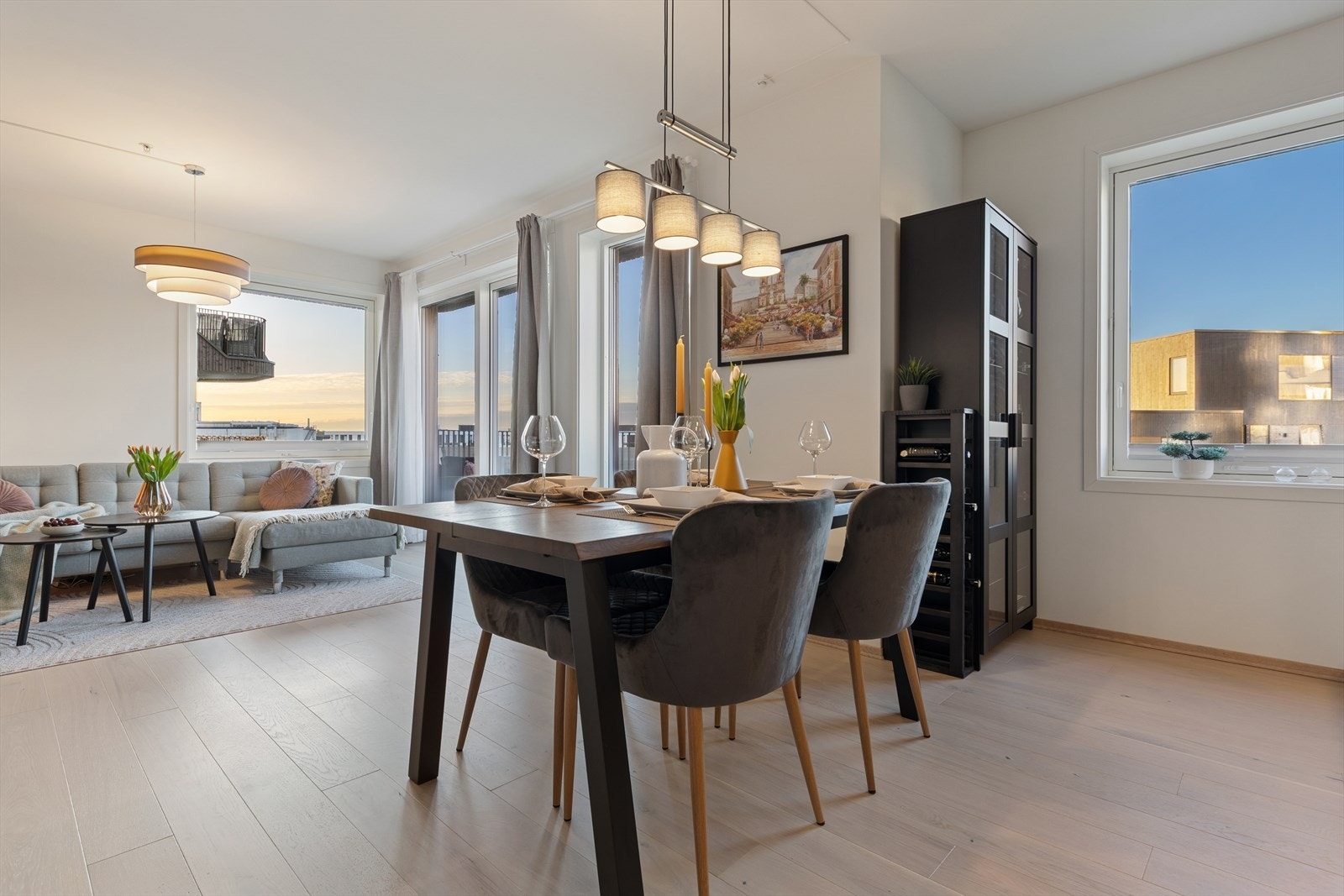 Det er parkett på gulvet og malte plater på veggene. Galleribilde