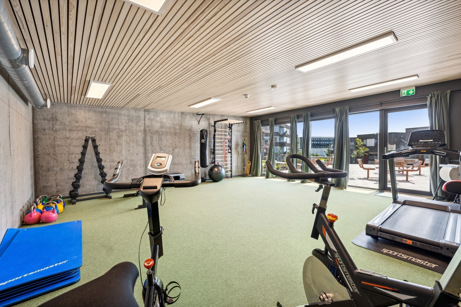 Som en del av fellesanlegget har man også et hus hvor man finner et stort treningsrom, et delerom med utstyr man kan låne og et trivelig lokale som kan reserveres til ulike tilstelninger og hvor det blir arrangert sosiale sammenkomster for naboer. Galleribilde