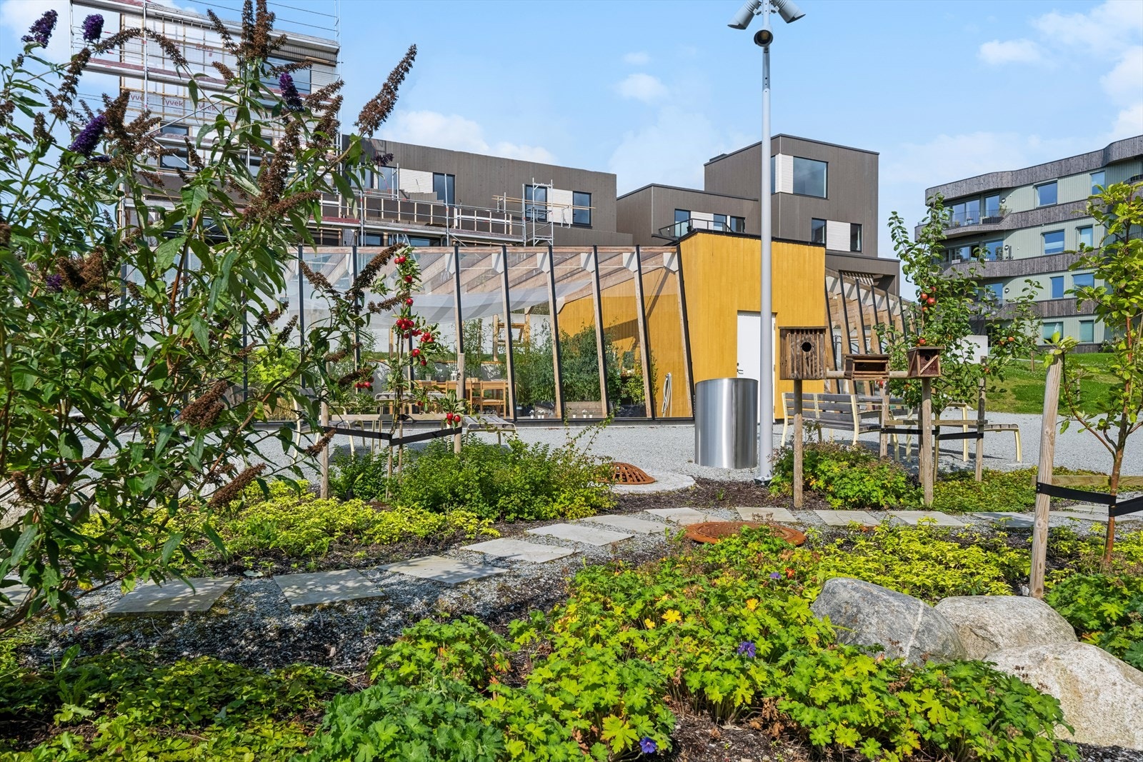 Borettslaget ligger innenfor et større boligområde hvor eiendommene i fellesskap eier et trivelig fellesområde. Fellesanlegget er nydelig opparbeidet med grøntarealer, flott beplantning, lekeplass og drivhus hvor man kan dyrke grønnsaker. Galleribilde