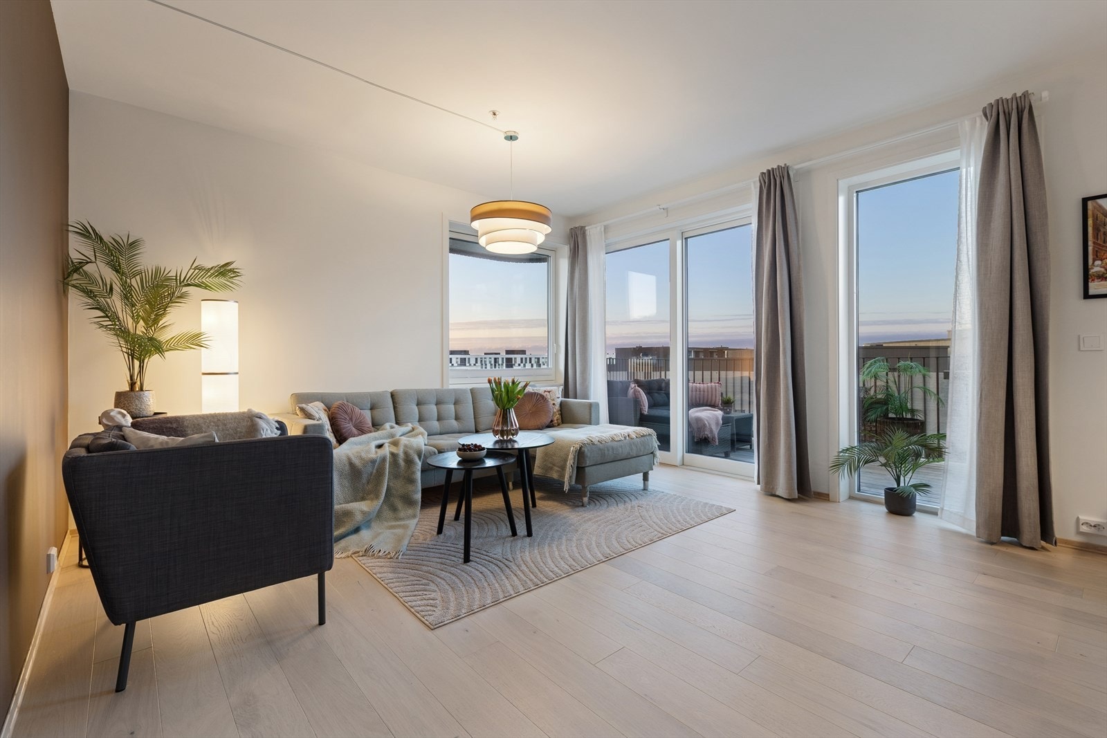 Leiligheten har et tiltalende oppholdsrom som kombinerer stue og kjøkken i åpen og sosial løsning. Galleribilde