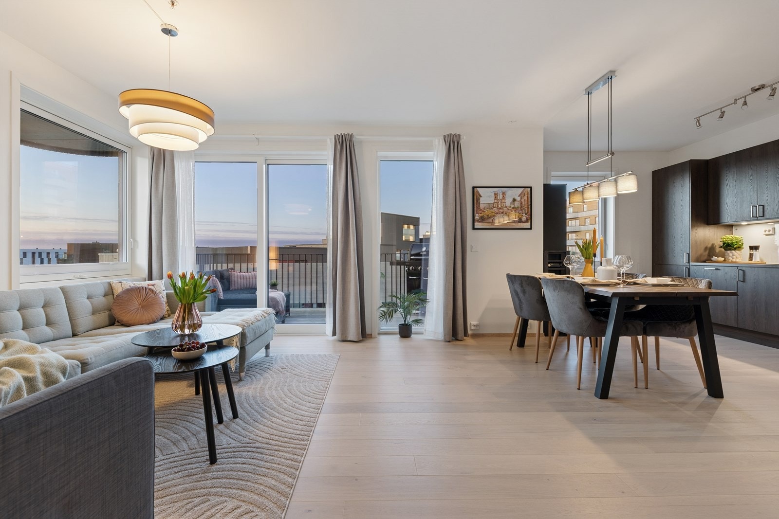 Gjerdebakken 28 presenteres av Øyvind Ådneram v/DNB Eiendom - En oppgradert hjørneleilighet med romslig planløsning og gode solforhold. Galleribilde