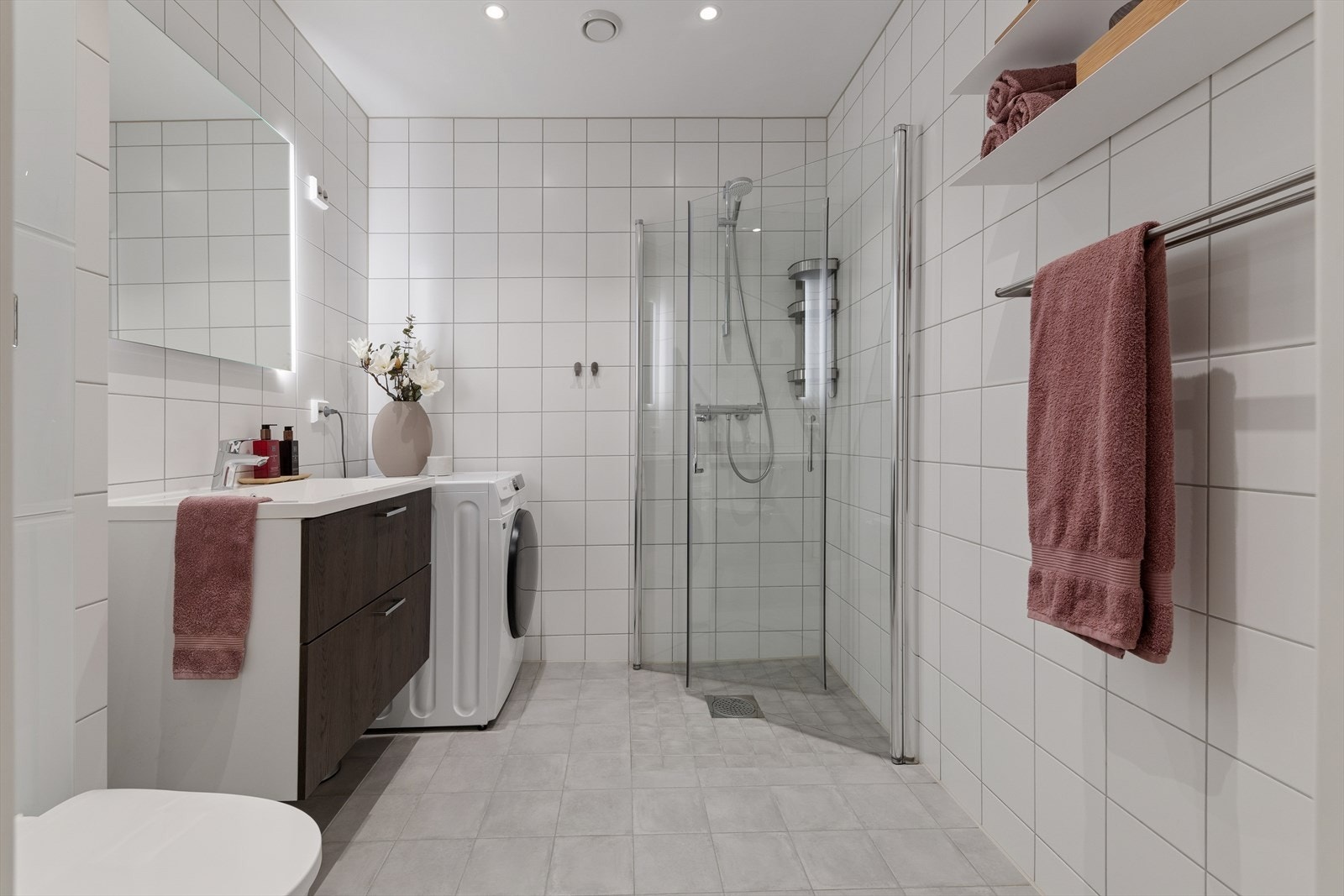 Bad/vaskerom har fliser på både vegger og gulv, samt vannbåren gulvvarme. Galleribilde