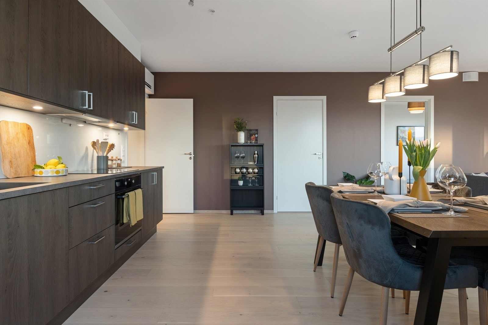 Leiligheten har balansert ventilasjon og fjernvarme med varme konvektor plassert over døren i stuen. Galleribilde