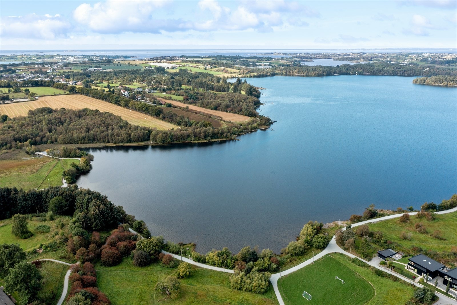 Leiligheten ligger i gangavstand til Stokkavannet, et av byens flotteste tur- og rekreasjonsområder. Galleribilde