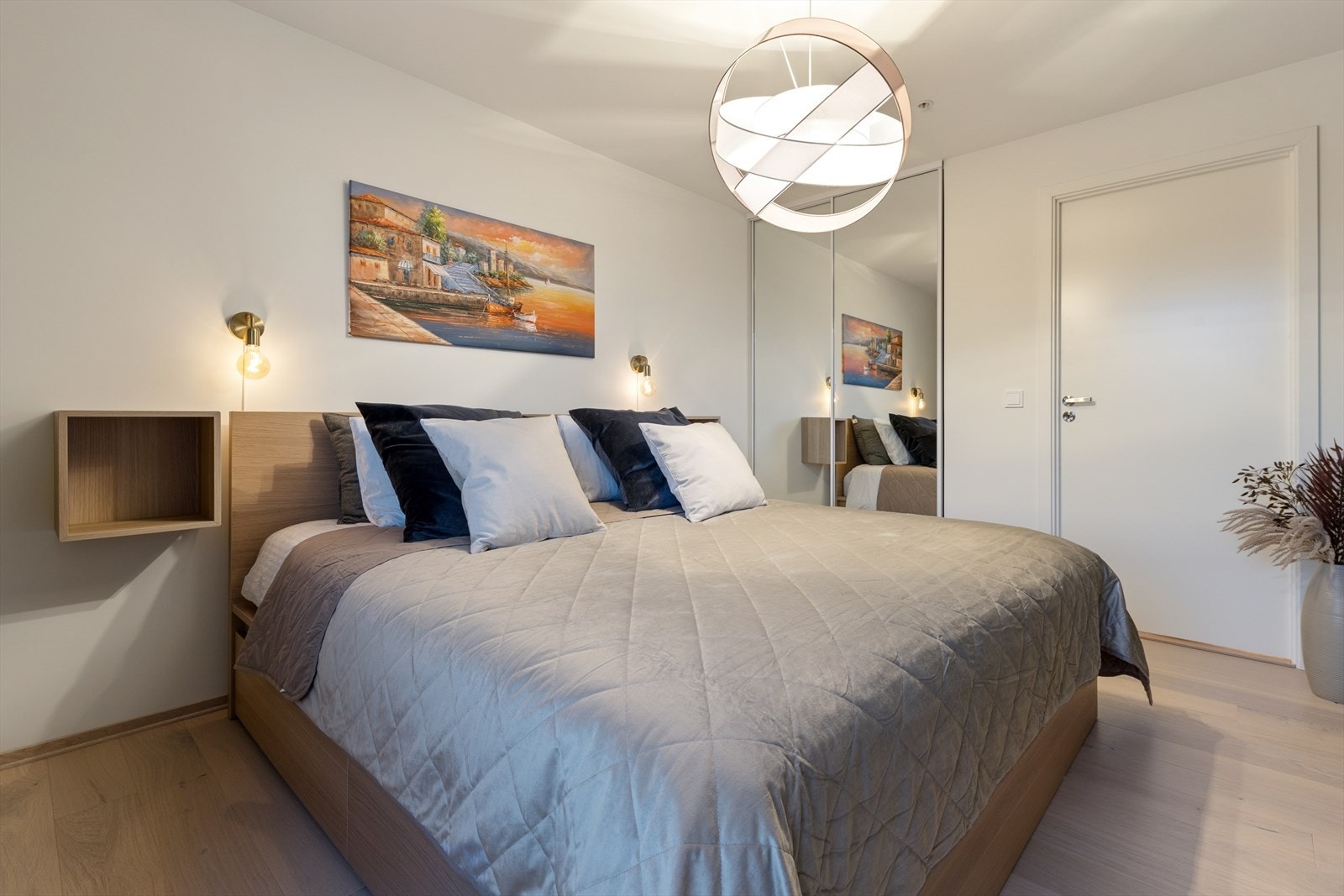 Et lyst og pent soverom med plass til ønsket soveromsmøblement. Galleribilde