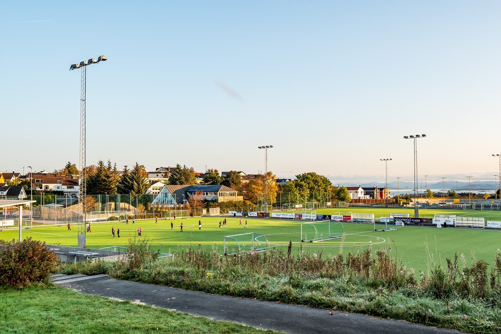 I nærområdet finner man både fotballbaner og skatepark. Galleribilde