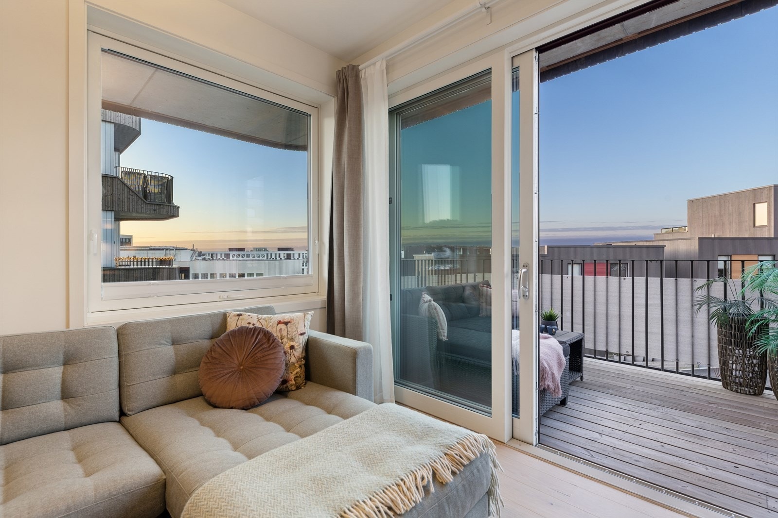 Fra oppholdsrommet er det skyvedør ut til en herlig balkong Galleribilde