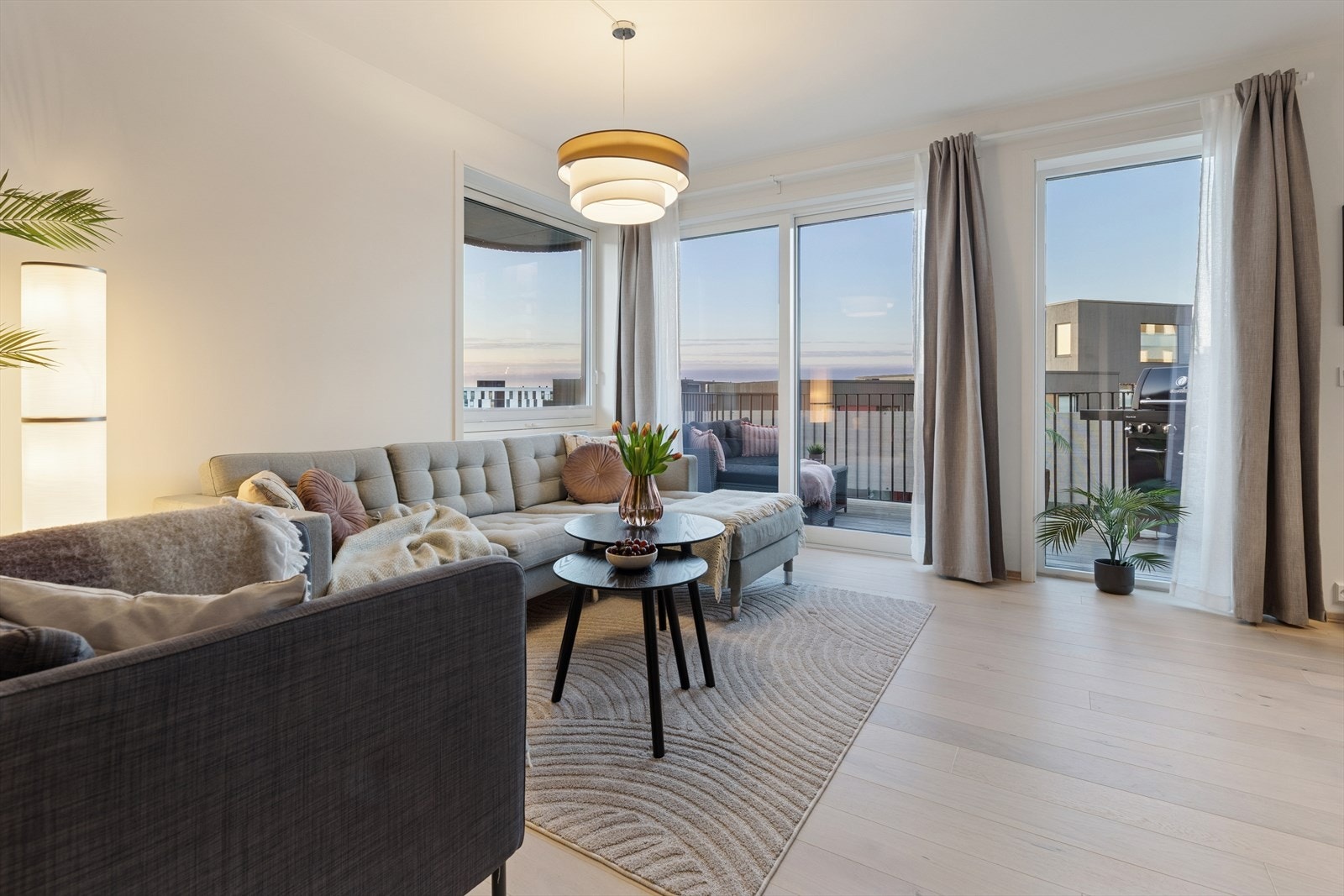 Rommet har flere store vindusflater som gir godt med naturlig lys. Galleribilde