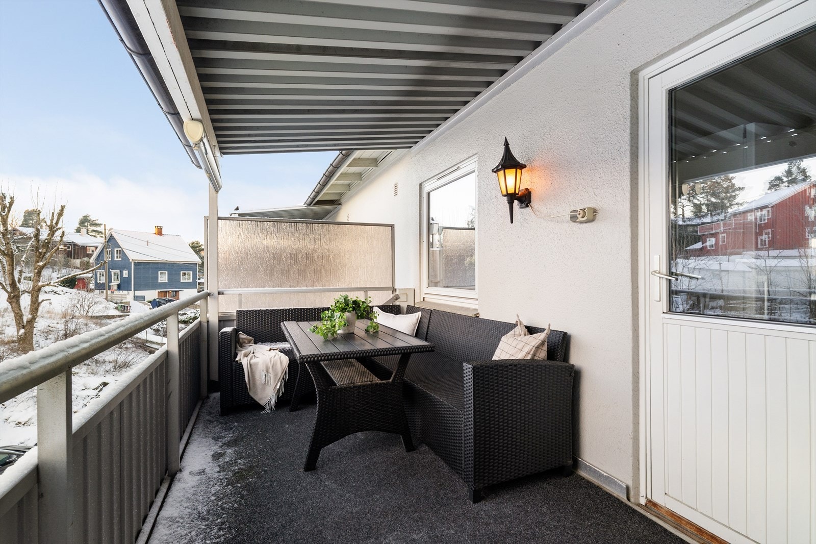 Her har boligen en 9 kvm stor og hyggelig veranda med takoverbygg og tett rekkverk for skjerming. Det er også levegg i glass mot nabo. Verandaen har god plass til utemøbler og inngang til boligens kjøkken. Galleribilde