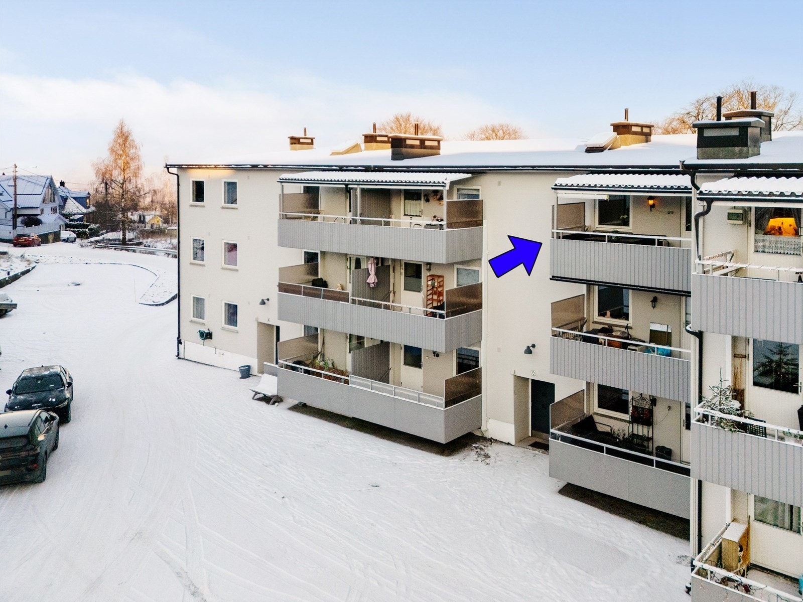 Boligen ligger fint til i 3. etasje tilknyttet Jønholtdalen III borettslag. Jønholtdalen har en sentrumsnær beliggenhet med gangavstand til Porsgrunns sentrumsgater. I nærområdet finnes det også barnehager og barneskole. Galleribilde