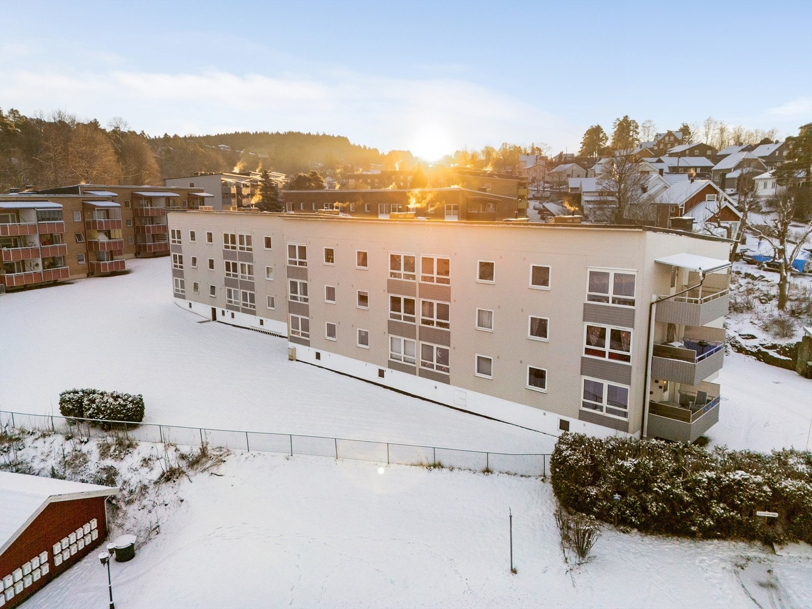 Borettslaget har en parkeringsplass til hver bolig merket med boligers leilighetsnr. Det er også mulighet for elbillading i borettslaget. Galleribilde