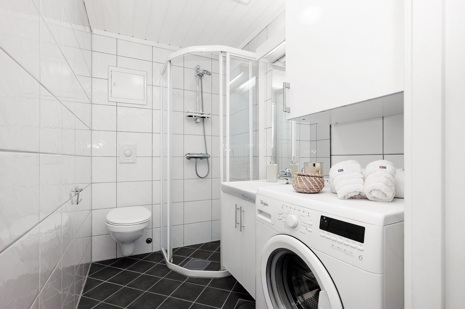 Pent bad pusset opp i regi av borettslaget i 2009. Badet har flis på gulv og vegger, og inneholder vegghengt toalett, innredning og dusjhjørne med glassdører. Det er varmekabler i gulv, opplegg for vaskemaskin og elektrisk styrt vifte. Galleribilde