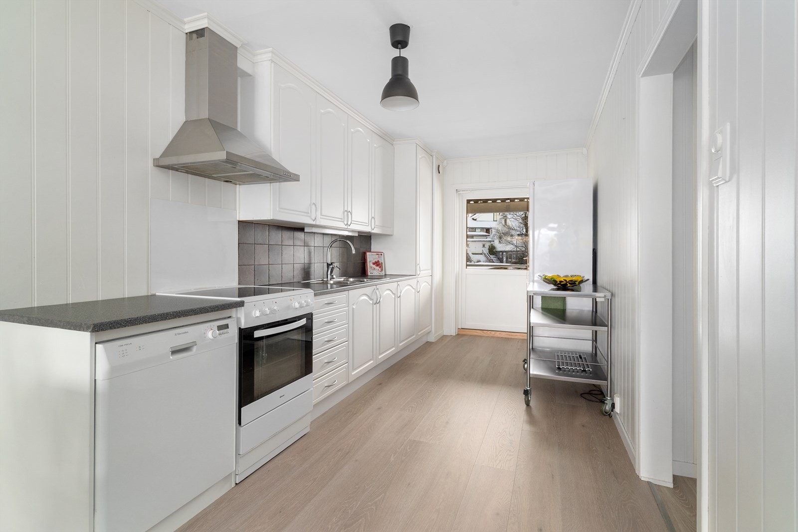 Boligen fremstår som en lys og pen 3-roms leilighet med god planløsning og gjennomgående overflater. Det er laminat på gulv og panelplater på vegger i store deler av boligen. Pent flislagt bad. Radiator varme og felles opplegg for oppvarming av vann. Galleribilde