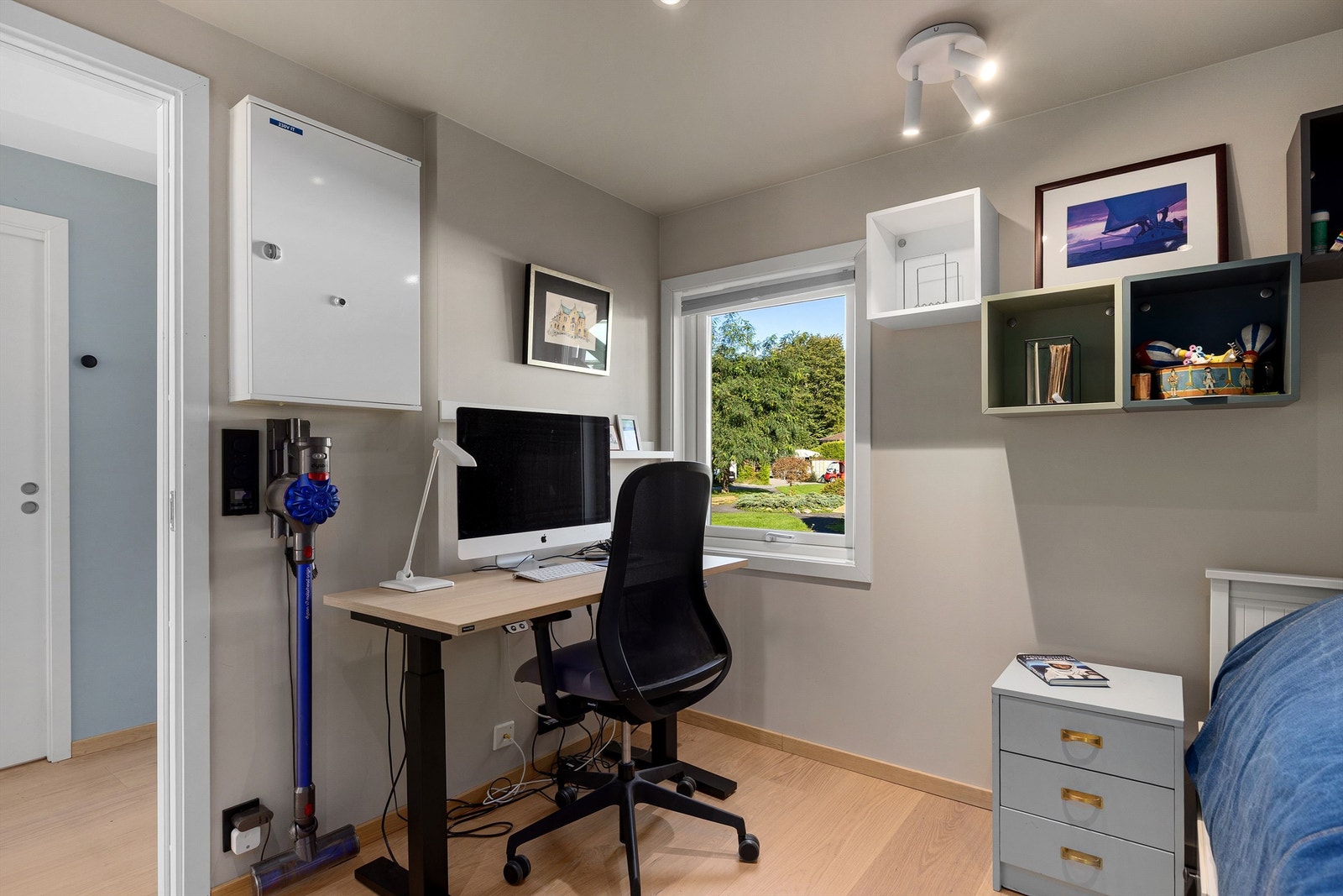 Rommet har god plass til seng og arbeidspult Galleribilde