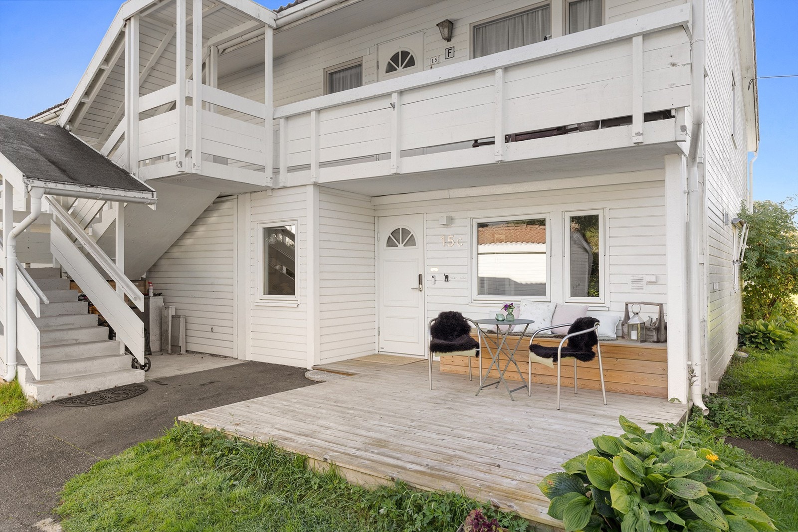 Det er bygget ny platting på leilighetens inngangsside Galleribilde