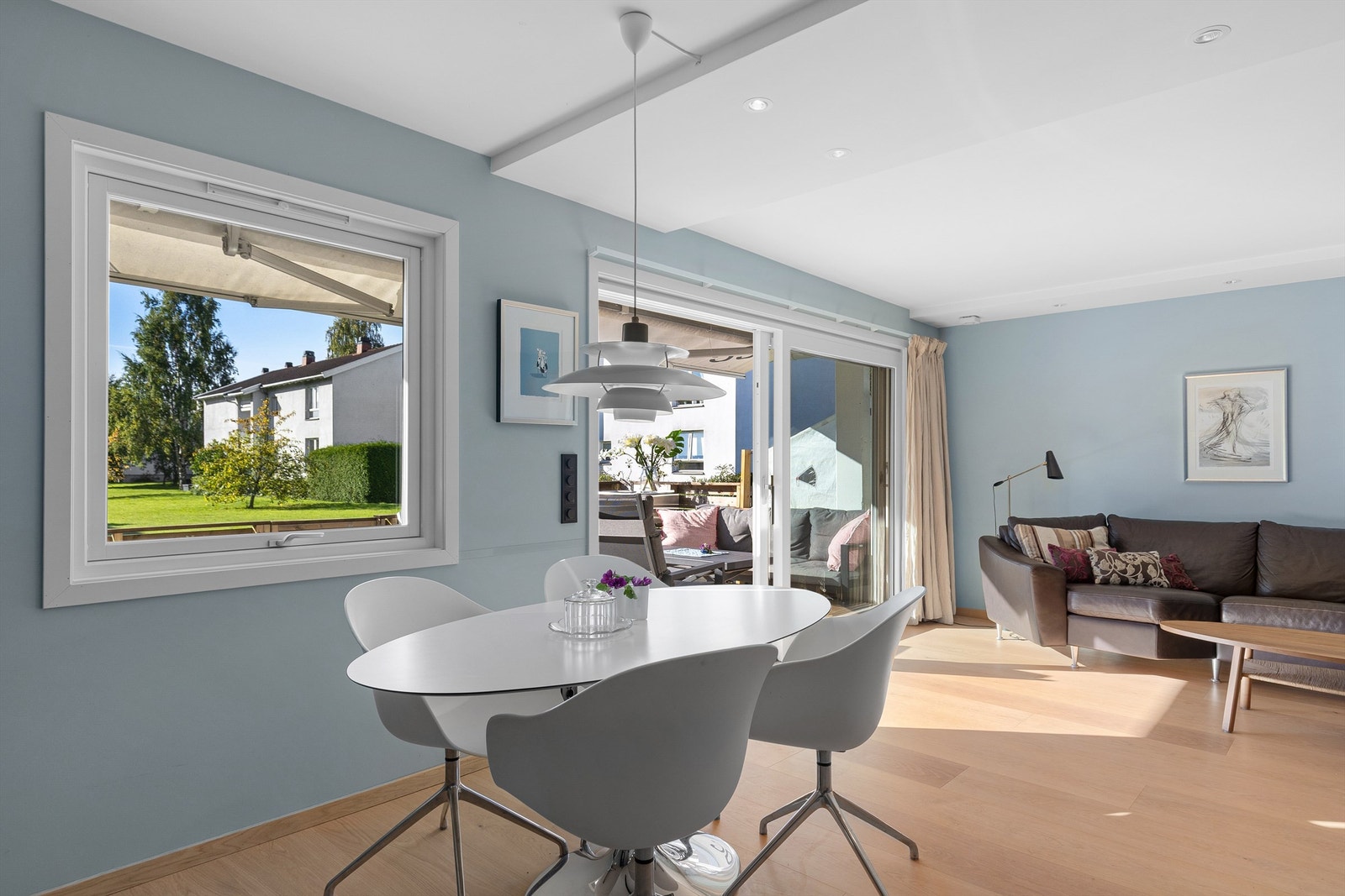 PH-lampen over spisebordet er lakkert i samme farge som veggene, ny eier kan kjøpe lampen om ønskelig Galleribilde