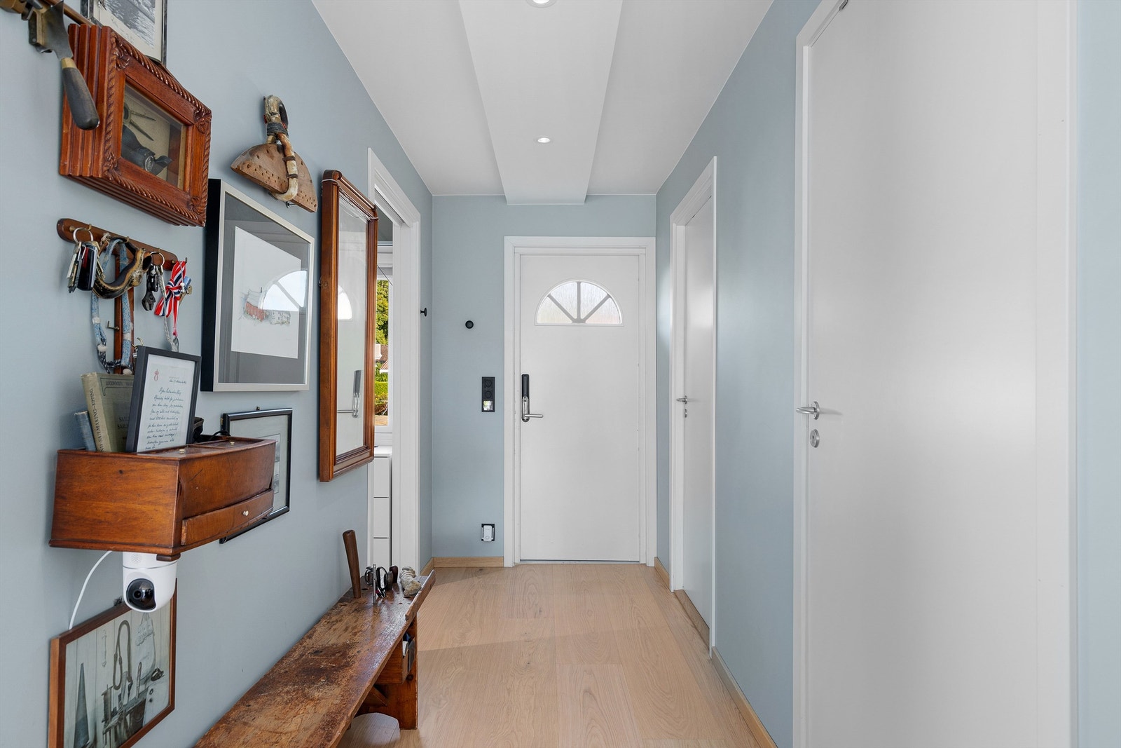 Lys entré med plass til sittebenk eller veggoppheng og skoskap Galleribilde