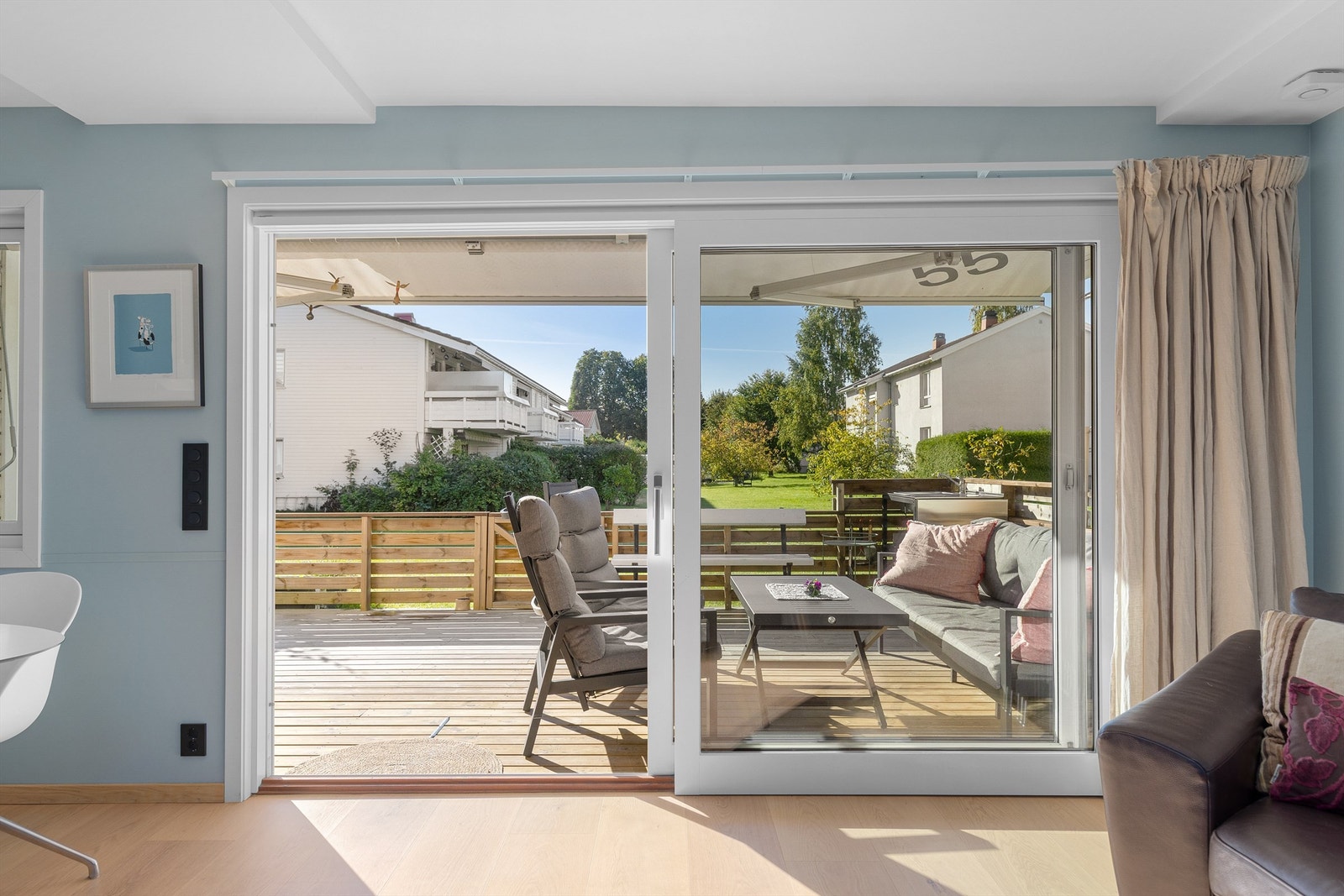 I 2022 ble det satt inn ny skyvedør og stort vindu, som gir godt med naturlig lys inn i rommet. Det er hyggelig utsyn mot borettslagets grønne fellesområder (foto Petter Tanum) Galleribilde