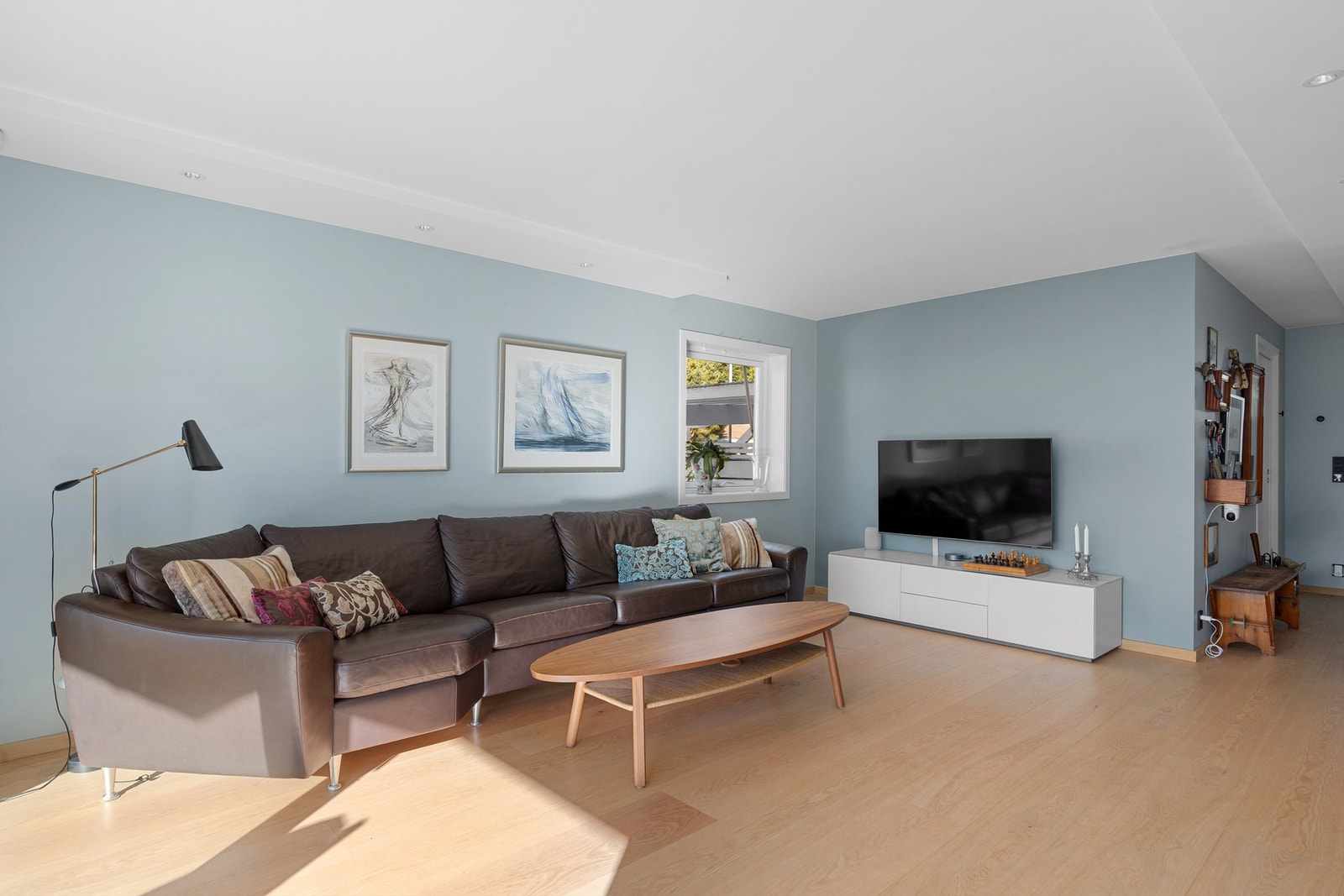 Stuen har god plass til sofagruppe. Det er lagt gulvvarme Galleribilde