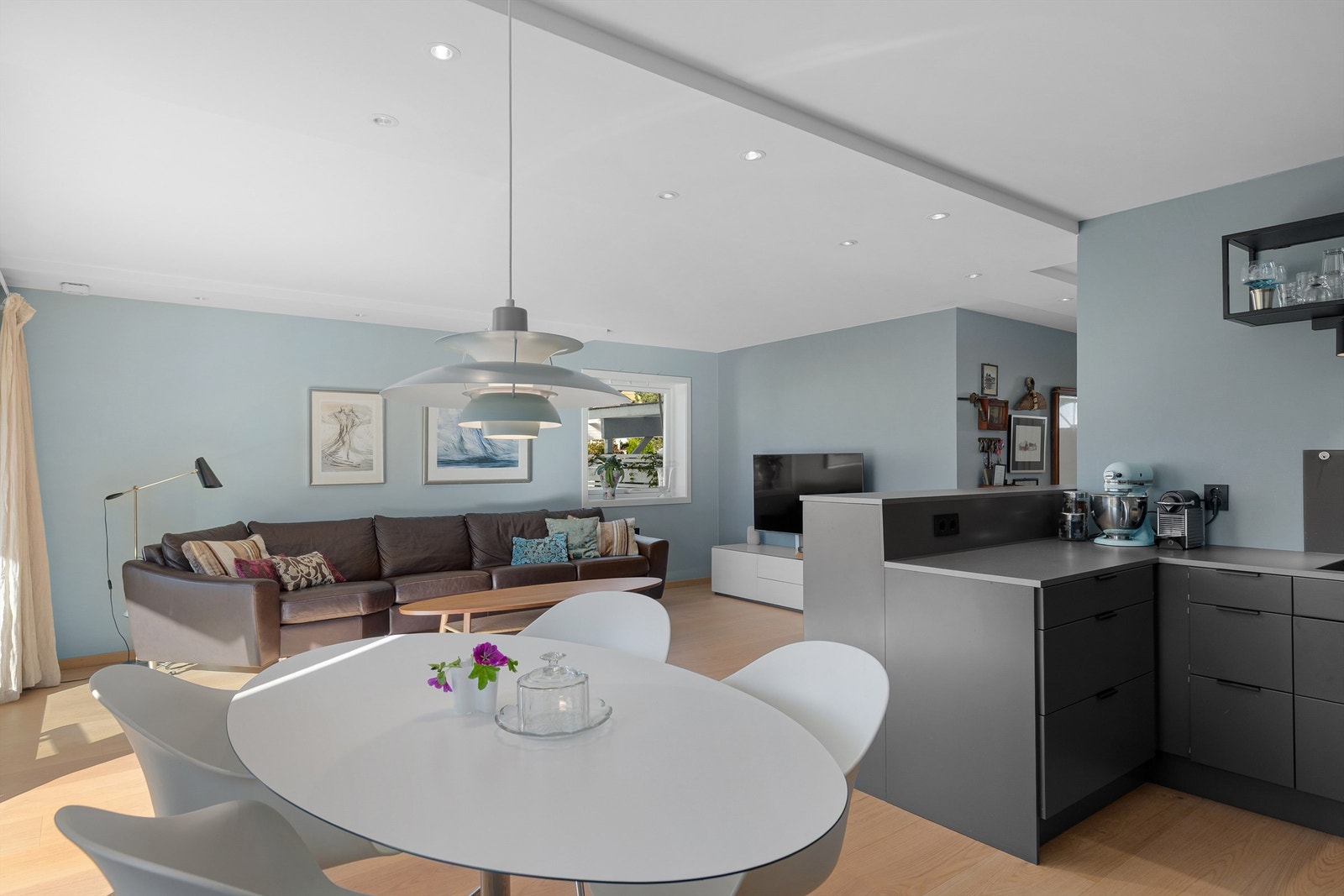 Det er naturlig plass til spisebord i tilknytning til kjøkkenet Galleribilde