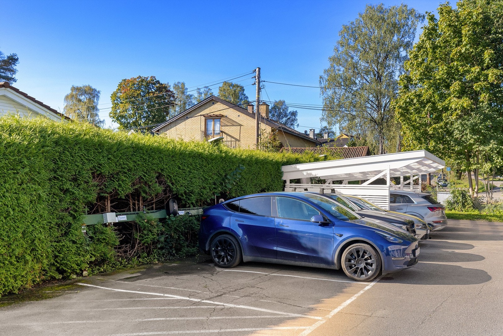 Borettslaget har parkeringsplasser til utleie, en plass per leilighet. I tilegg er det også carporter som kan leies etter venteliste. Det er lademuligheter i borettslaget, se mer under pkt. "parkering" i salgsoppgaven Galleribilde