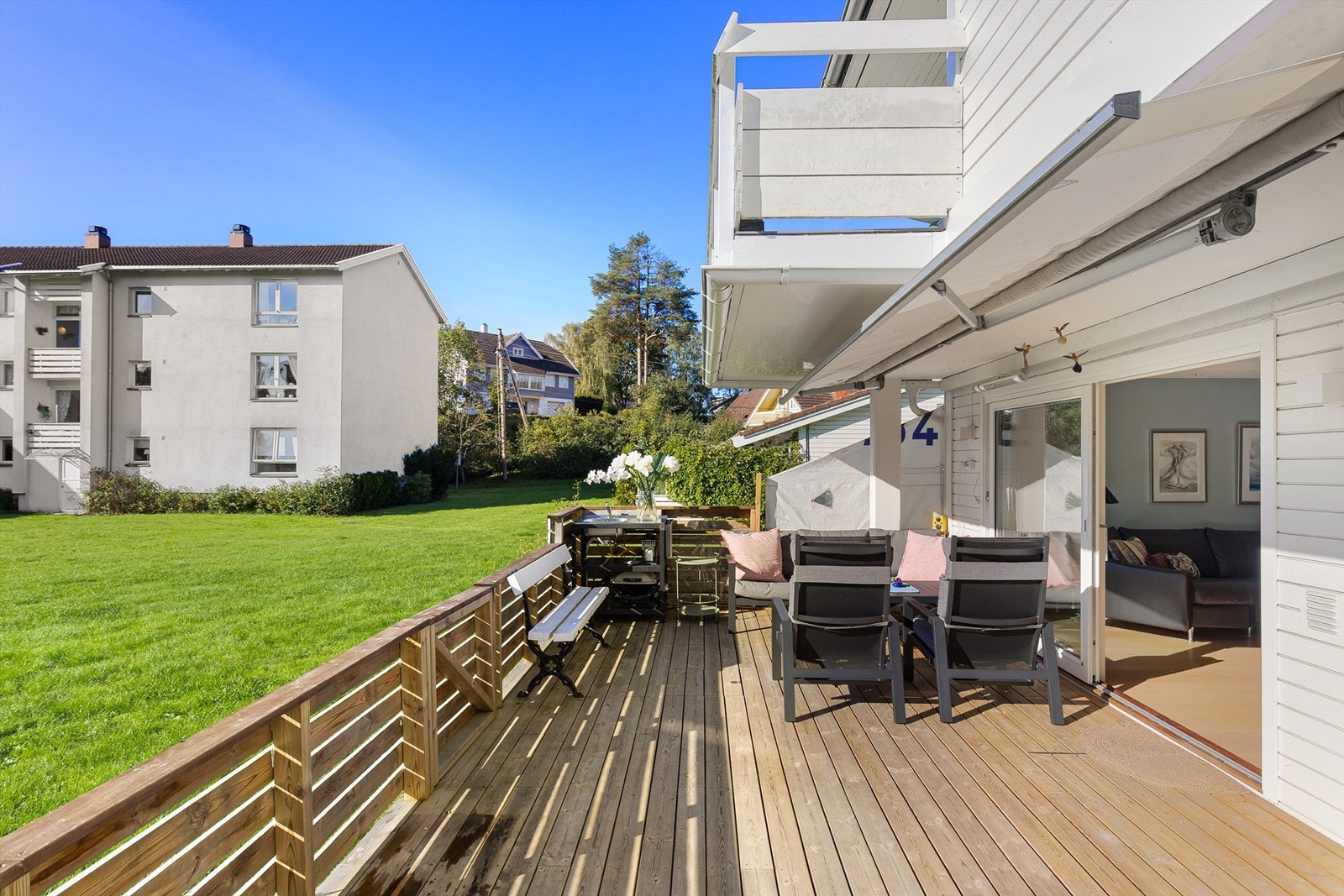 Terrassen er på ca. 25 kvm og vender mot syd. Det er montert markise Galleribilde