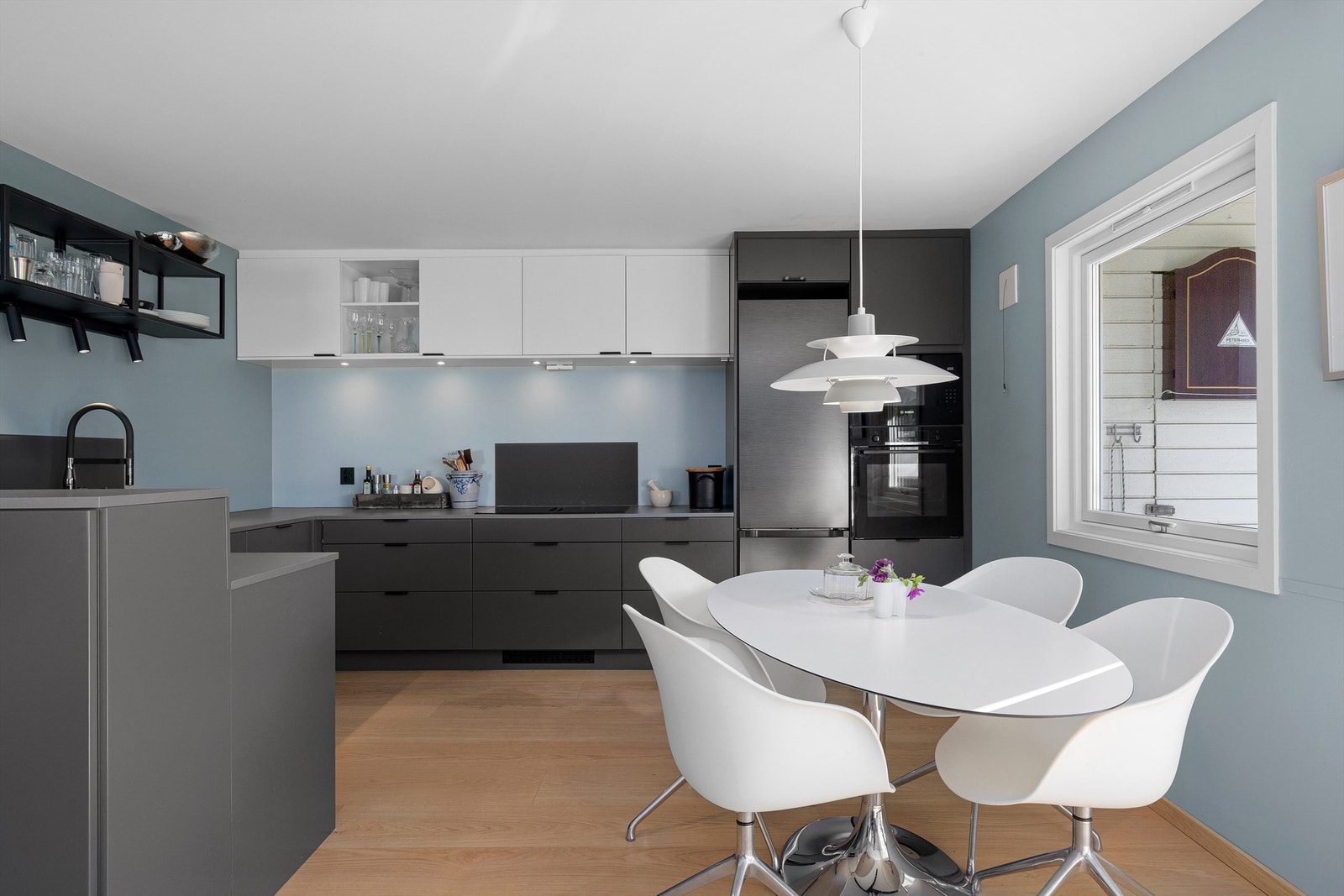 Moderne kjøkkeninnredning fra Epoq med antrasittgrå underskap og hvite overskap Galleribilde