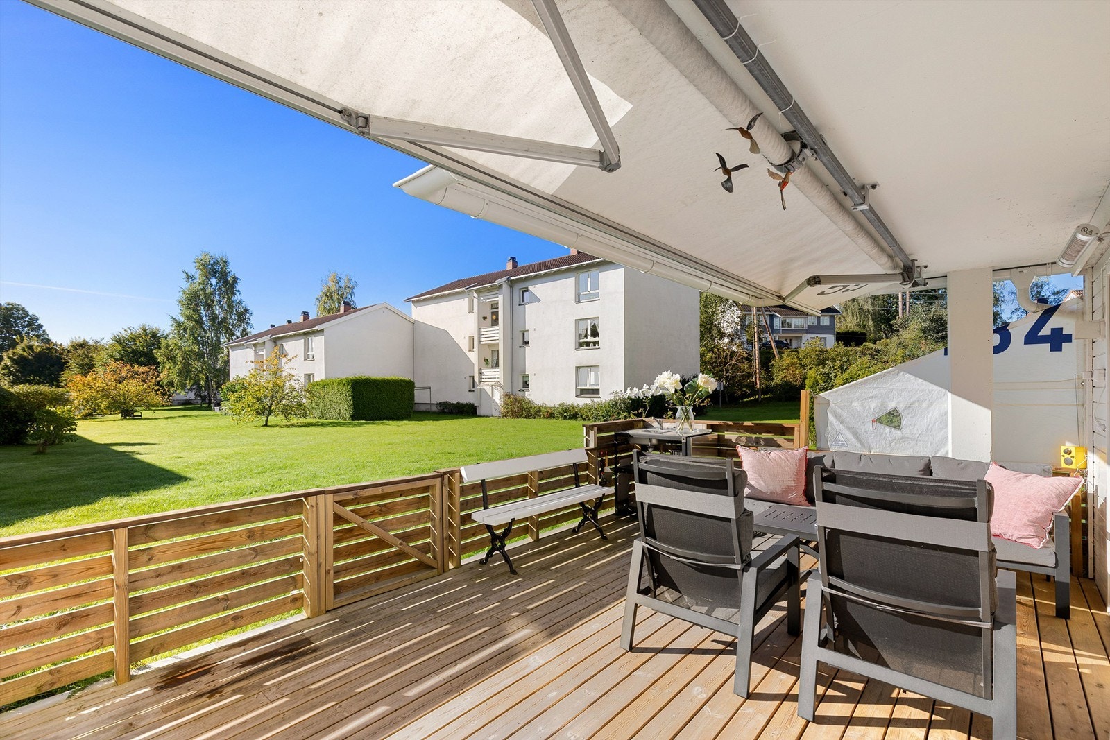 Via port i gjerdet rundt markterrassen, er det videre utgang til borettslagets grønne fellesområder Galleribilde