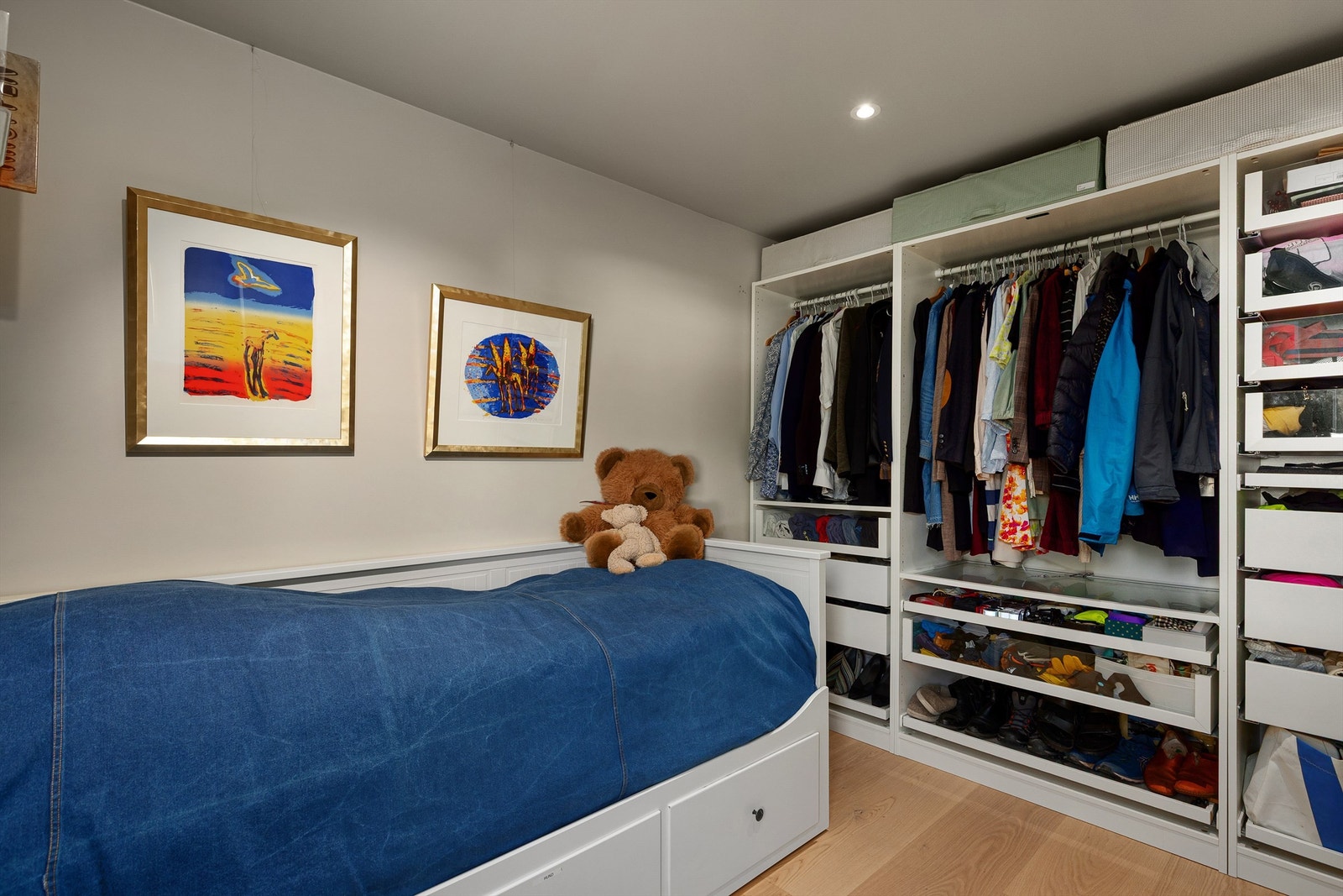 Godt med lagringsplass i stort garderobeskap Galleribilde