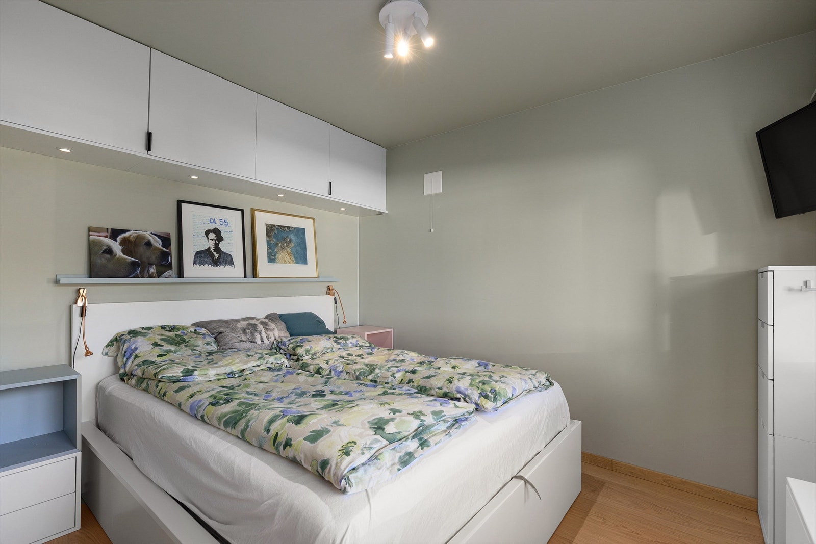 Leiligheten har to gode soverom. Begge rommene har gulvvarme med separate regulatorer Galleribilde