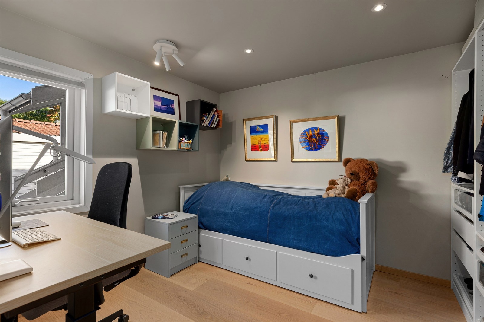 Soverom 2 ble i 2022 utvidet ved å bygge inn utvendig bod i rommet Galleribilde