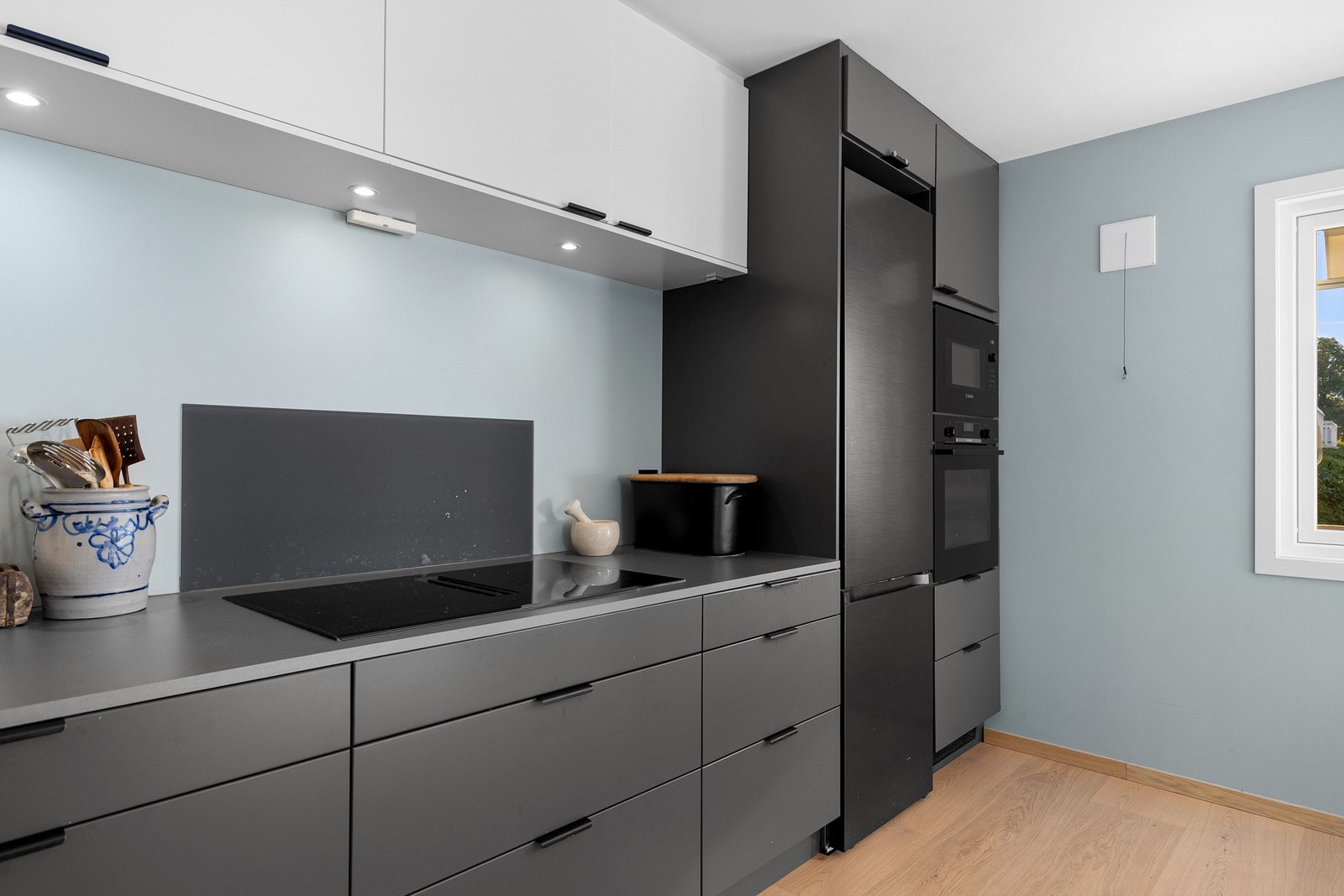 Kjøkkenet er svært godt utnyttet med god skap- og benkeplass Galleribilde