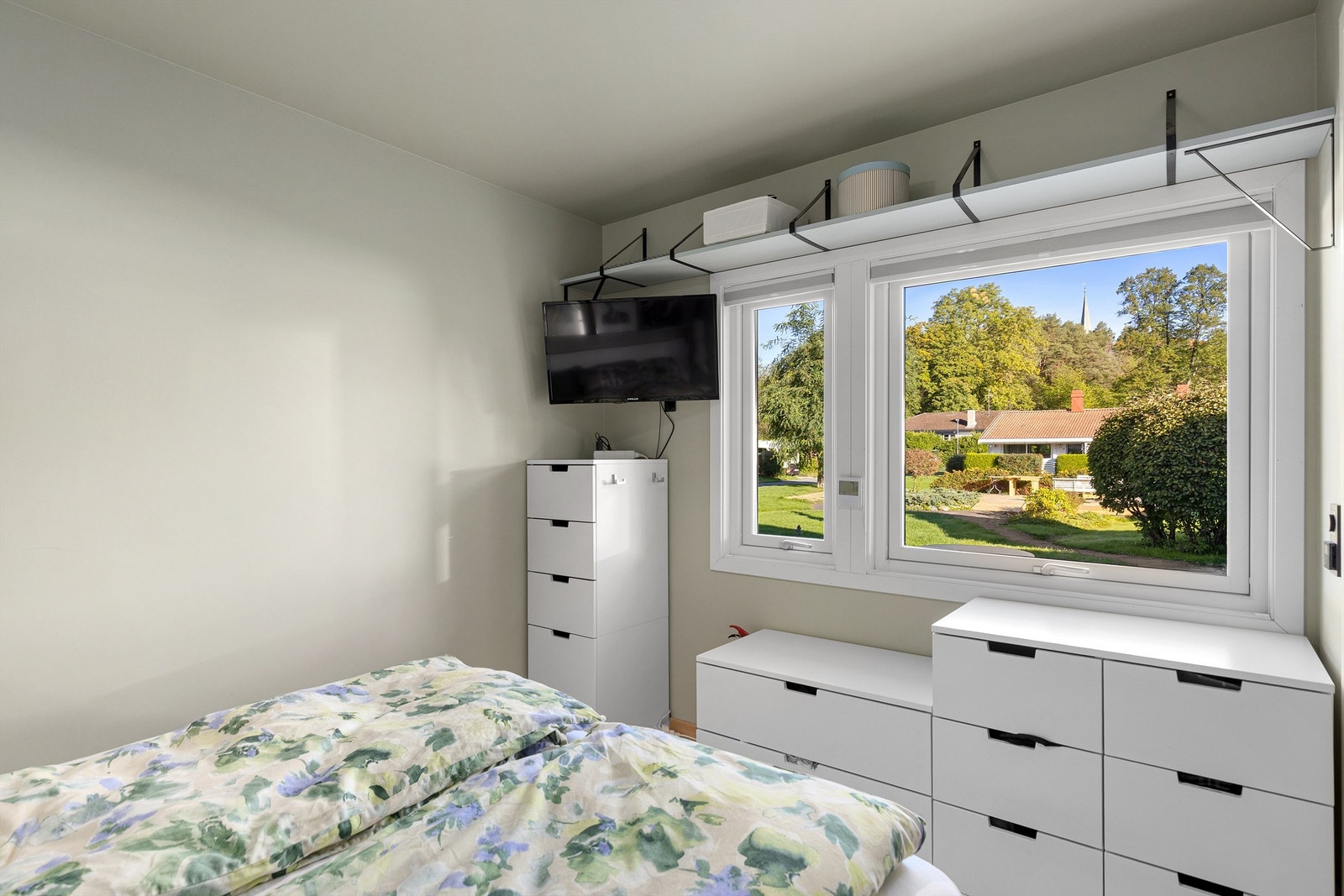 Det er etablert godt med lagringsplass med hyller og vegghengte skap. Det er også mulig å sette inn garderobeskap, ved å vende sengen andre vei Galleribilde