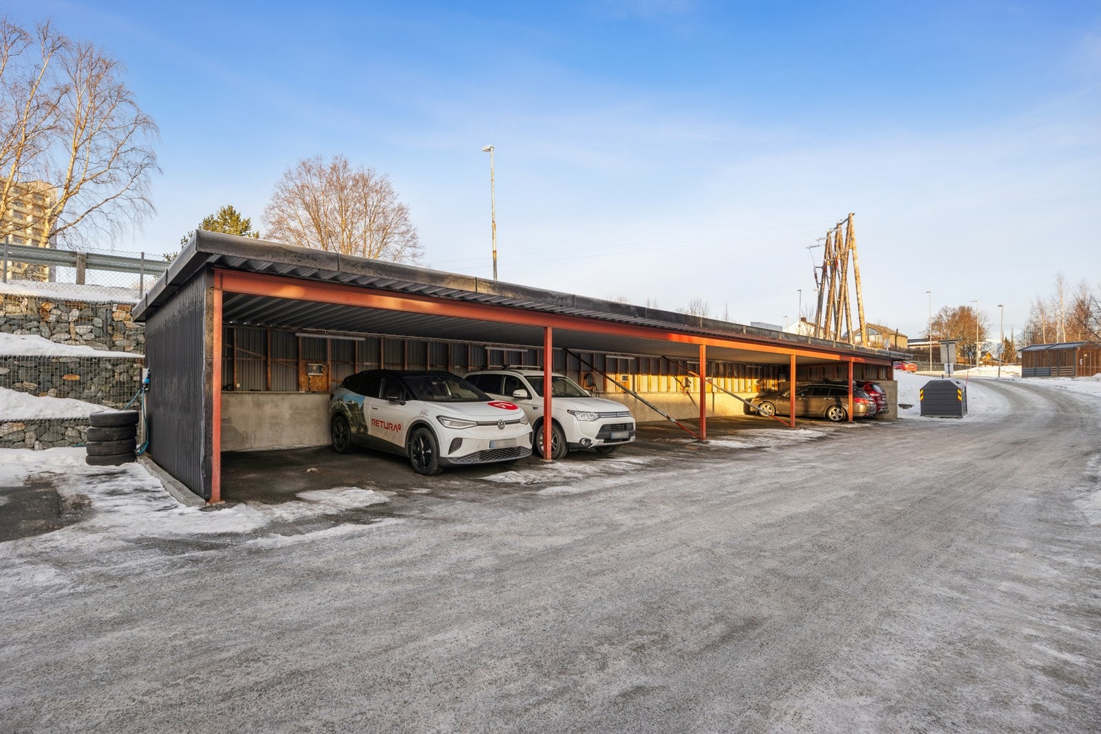 Leiligheten disponerer fast parkeringsplass i carport. Gjesteparkering finnes på oppmerkede plasser på sameiets tomt. Galleribilde