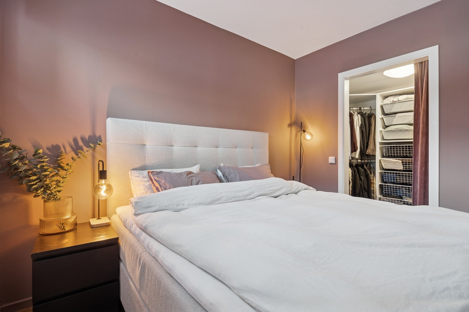 Fra det største soverommet er det adkomst til et 4 kvm stort areal med gode oppbevarings- og garderobemuligheter. Galleribilde