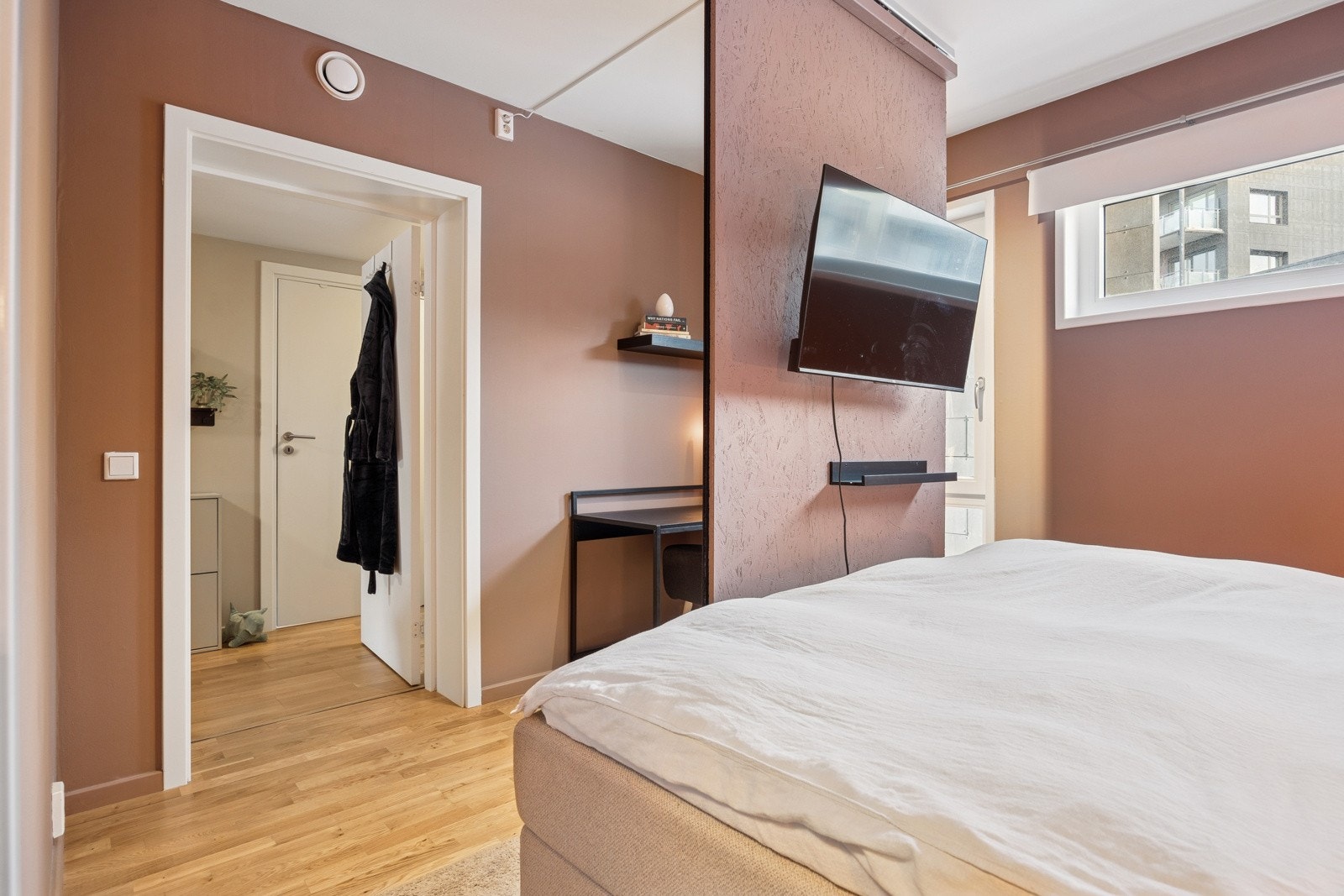 Det er tre fine soverom i leiligheten, oppmålt til 6,5 kvm, 7,5 kvm og 11 kvm. Galleribilde