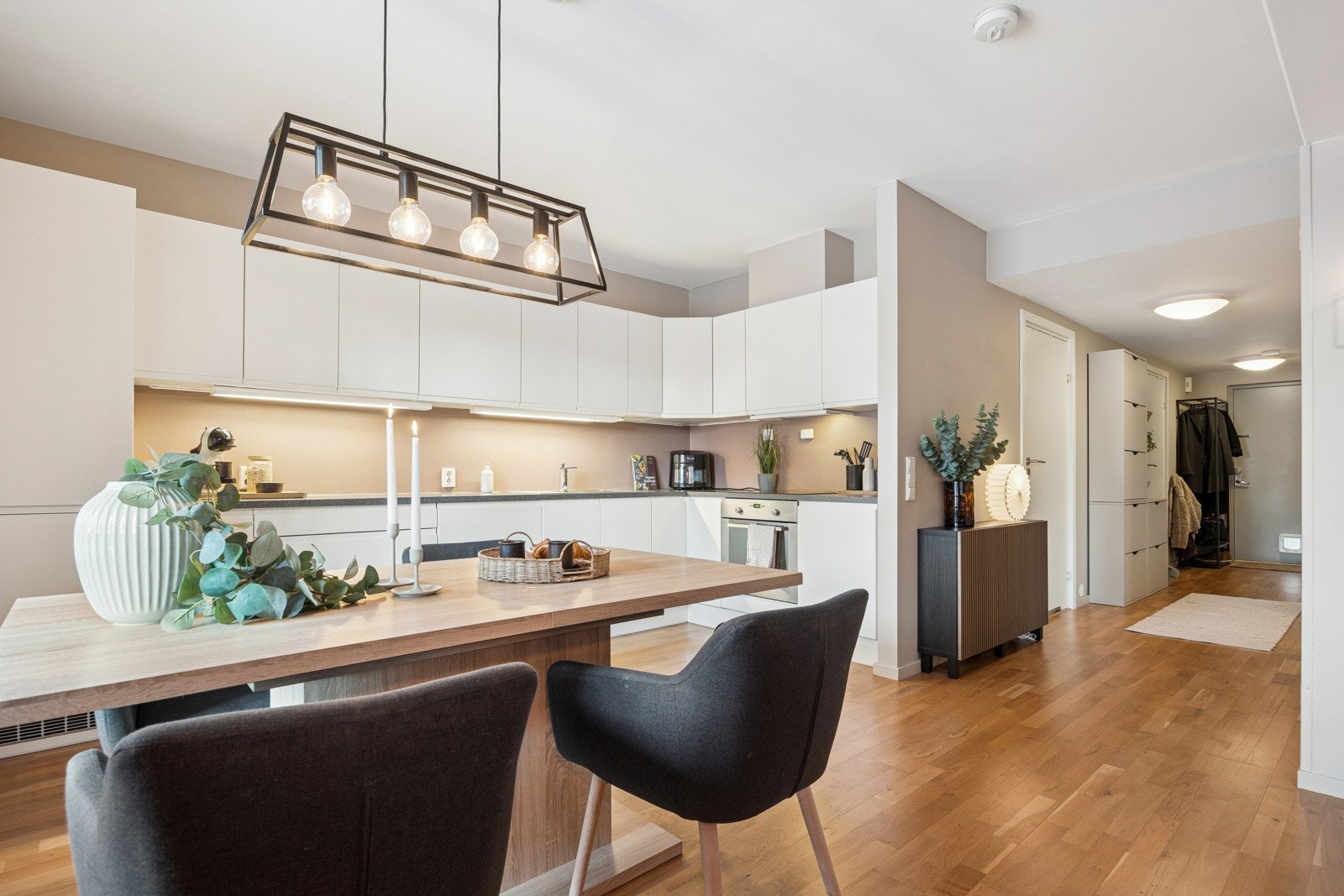 Innvendig fremstår leiligheten innbydende, med behagelige fargevalg på vegger, 3-stavs parkettgulv og god takhøyde. Galleribilde